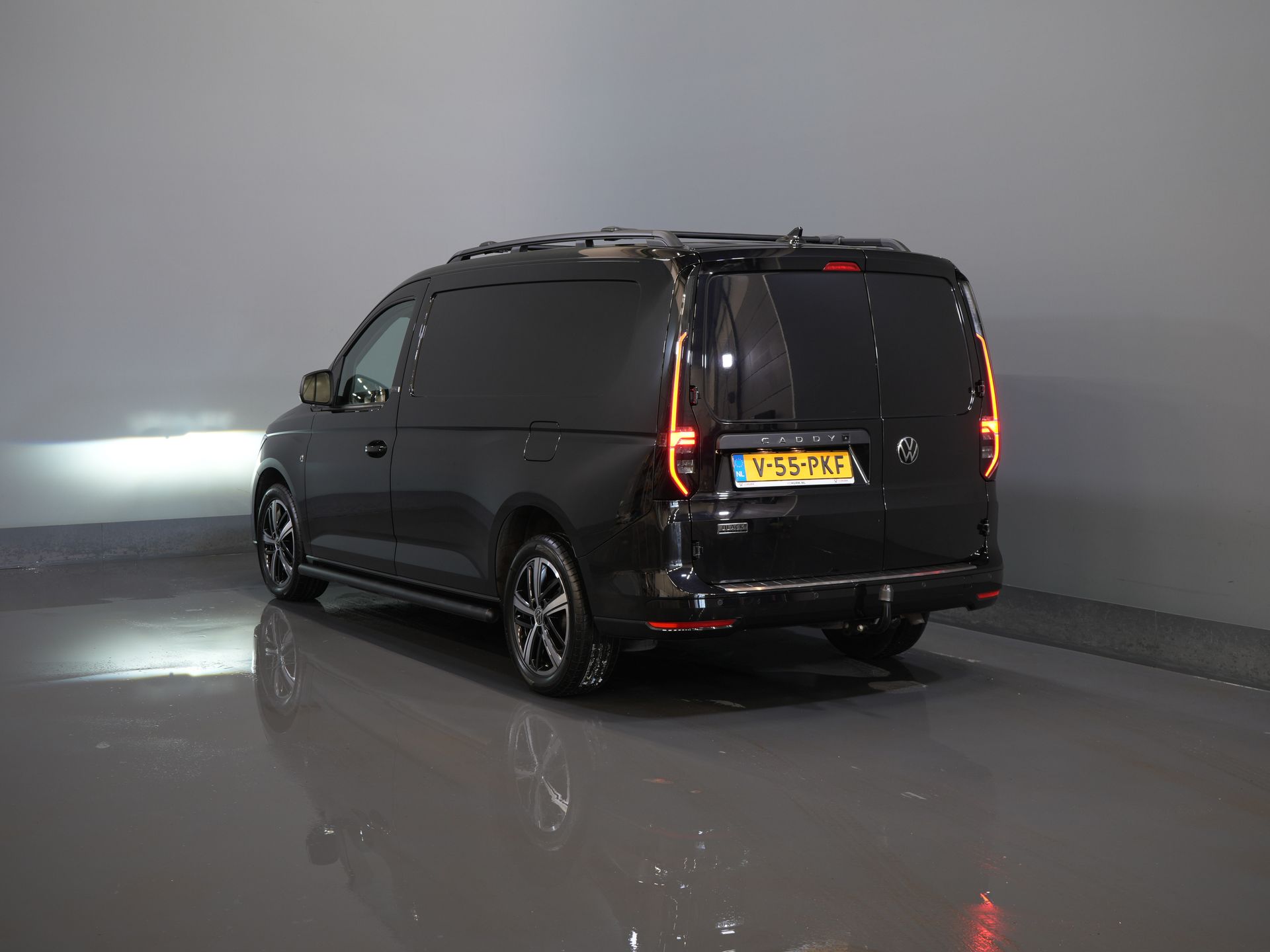 Volkswagen Caddy Cargo Maxi Van 2.0 TDI 125 KM DSG Aut. Black Edition LED/ Spoiler/ Warga przednia/ 18'' LMV/ Adapt.Cruise/ Ogrzewanie podłogowe/ Seatverw./ Skóra/ Carplay/ N