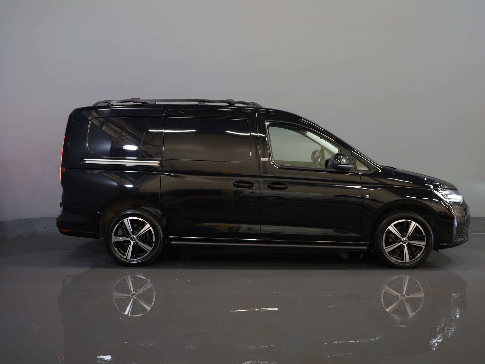 Volkswagen Caddy Cargo Maxi Van 2.0 TDI 125 KM DSG Aut. Black Edition LED/ Spoiler/ Warga przednia/ 18'' LMV/ Adapt.Cruise/ Ogrzewanie podłogowe/ Seatverw./ Skóra/ Carplay/ N