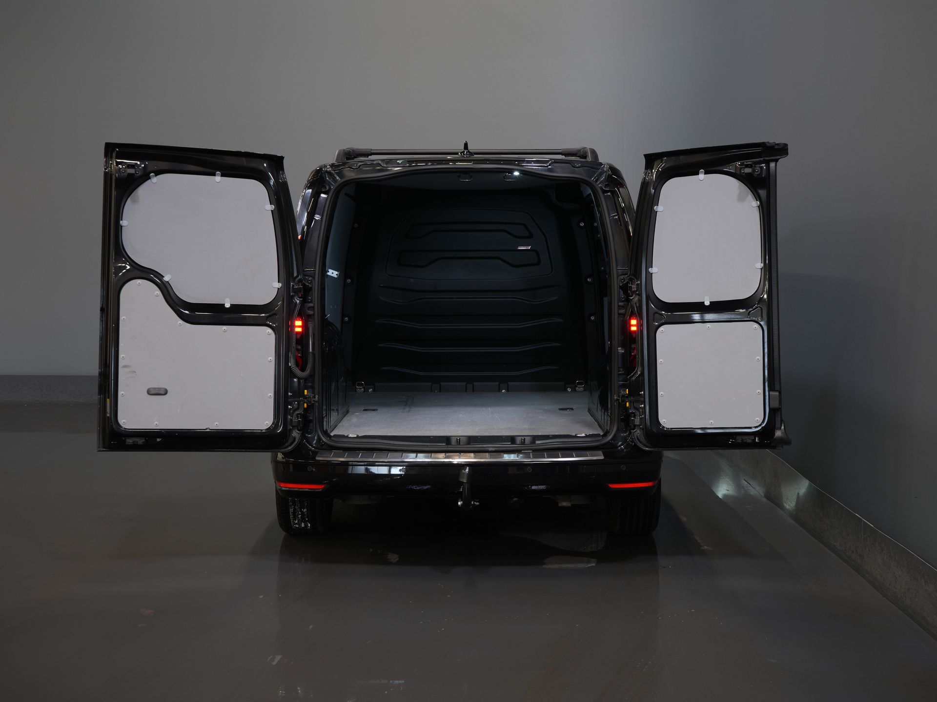 Volkswagen Caddy Cargo Maxi Van 2.0 TDI 125 KM DSG Aut. Black Edition LED/ Spoiler/ Warga przednia/ 18'' LMV/ Adapt.Cruise/ Ogrzewanie podłogowe/ Seatverw./ Skóra/ Carplay/ N