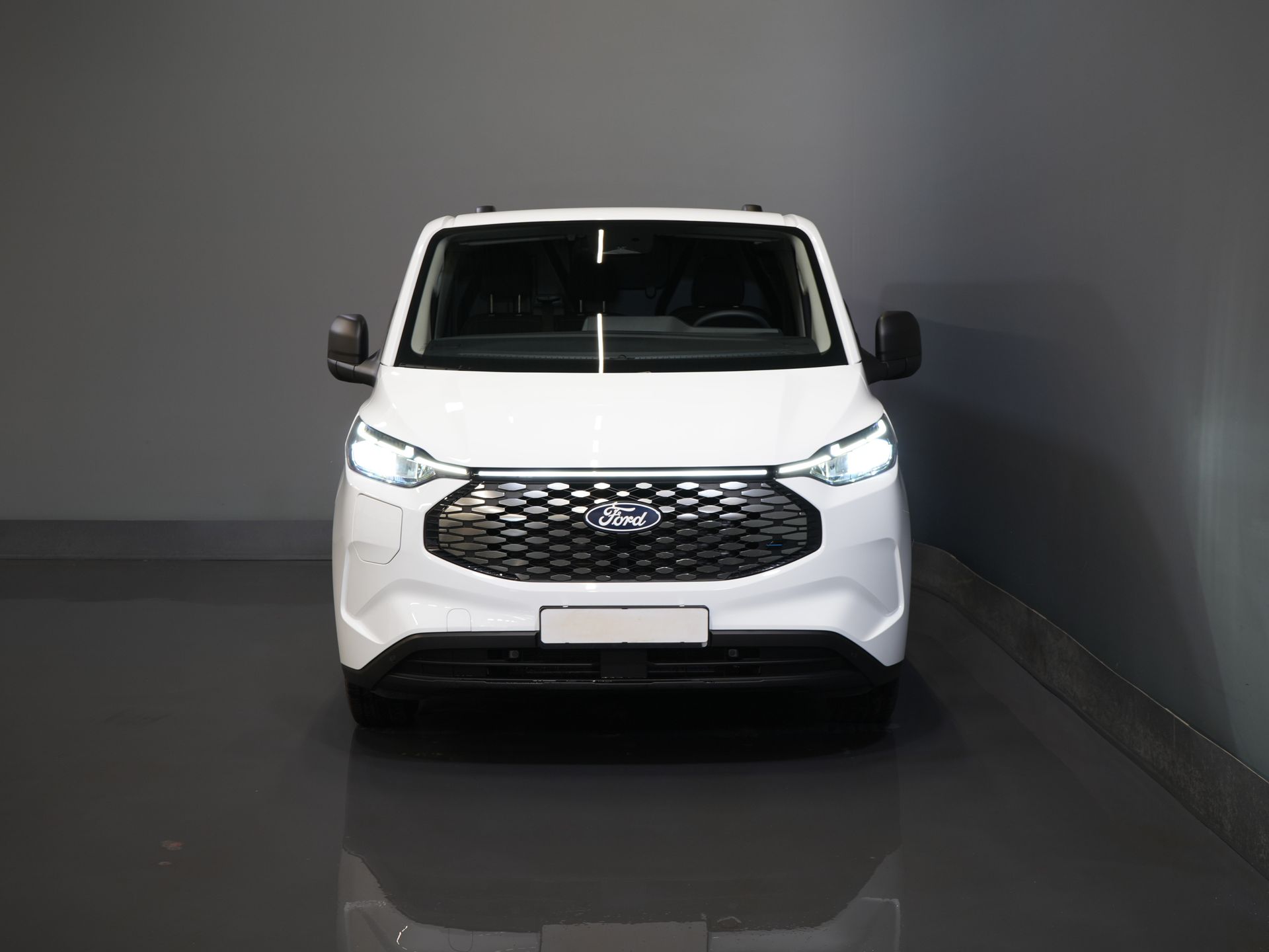 Ford E-Transit Custom Van Trend 65 кВт/год 330 км пробігу 218 к.с. Гарантія до 2027 р. / Світлодіоди / Підігрів підставки / Швидка зарядка / 2.3т тягово-зчіпний пристрій / Підігрів сидінь / Carplay / Клімат-контроль / Ка