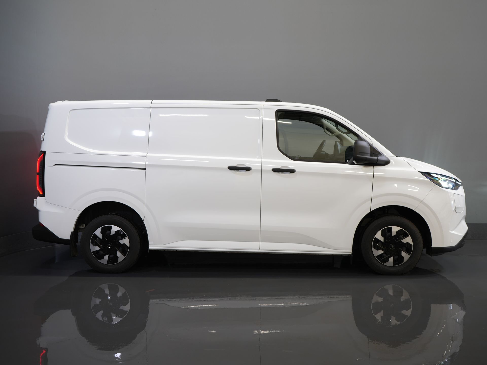 Ford E-Transit Custom Van Trend 65 кВт/год 330 км пробігу 218 к.с. Гарантія до 2027 р. / Світлодіоди / Підігрів підставки / Швидка зарядка / 2.3т тягово-зчіпний пристрій / Підігрів сидінь / Carplay / Клімат-контроль / Ка