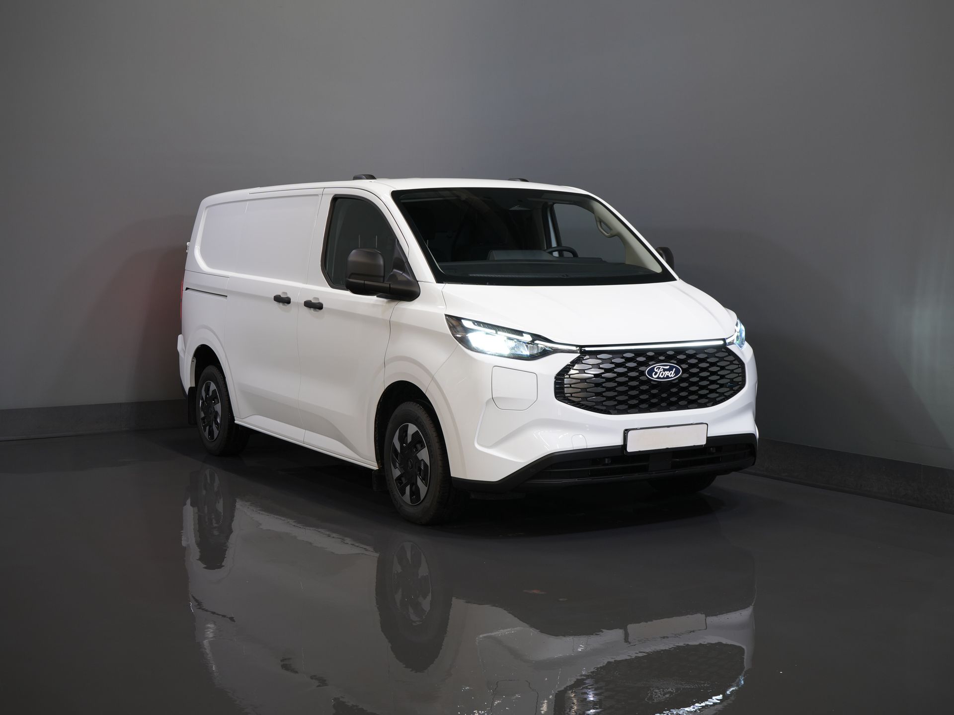 Ford E-Transit Custom Van Trend 65 кВт/год 330 км пробігу 218 к.с. Гарантія до 2027 р. / Світлодіоди / Підігрів підставки / Швидка зарядка / 2.3т тягово-зчіпний пристрій / Підігрів сидінь / Carplay / Клімат-контроль / Ка