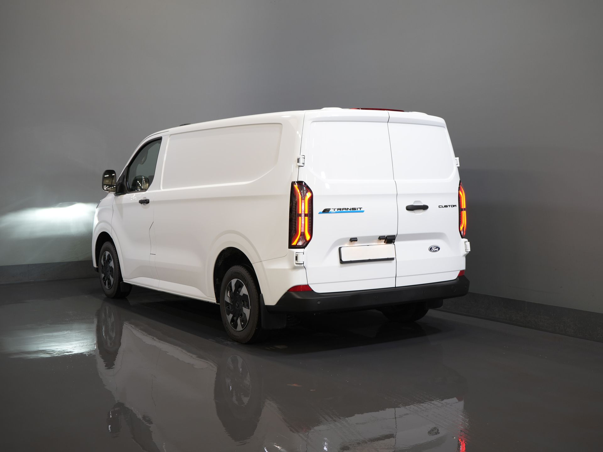 Ford E-Transit Custom Van Trend 65 кВт/год 330 км пробігу 218 к.с. Гарантія до 2027 р. / Світлодіоди / Підігрів підставки / Швидка зарядка / 2.3т тягово-зчіпний пристрій / Підігрів сидінь / Carplay / Клімат-контроль / Ка