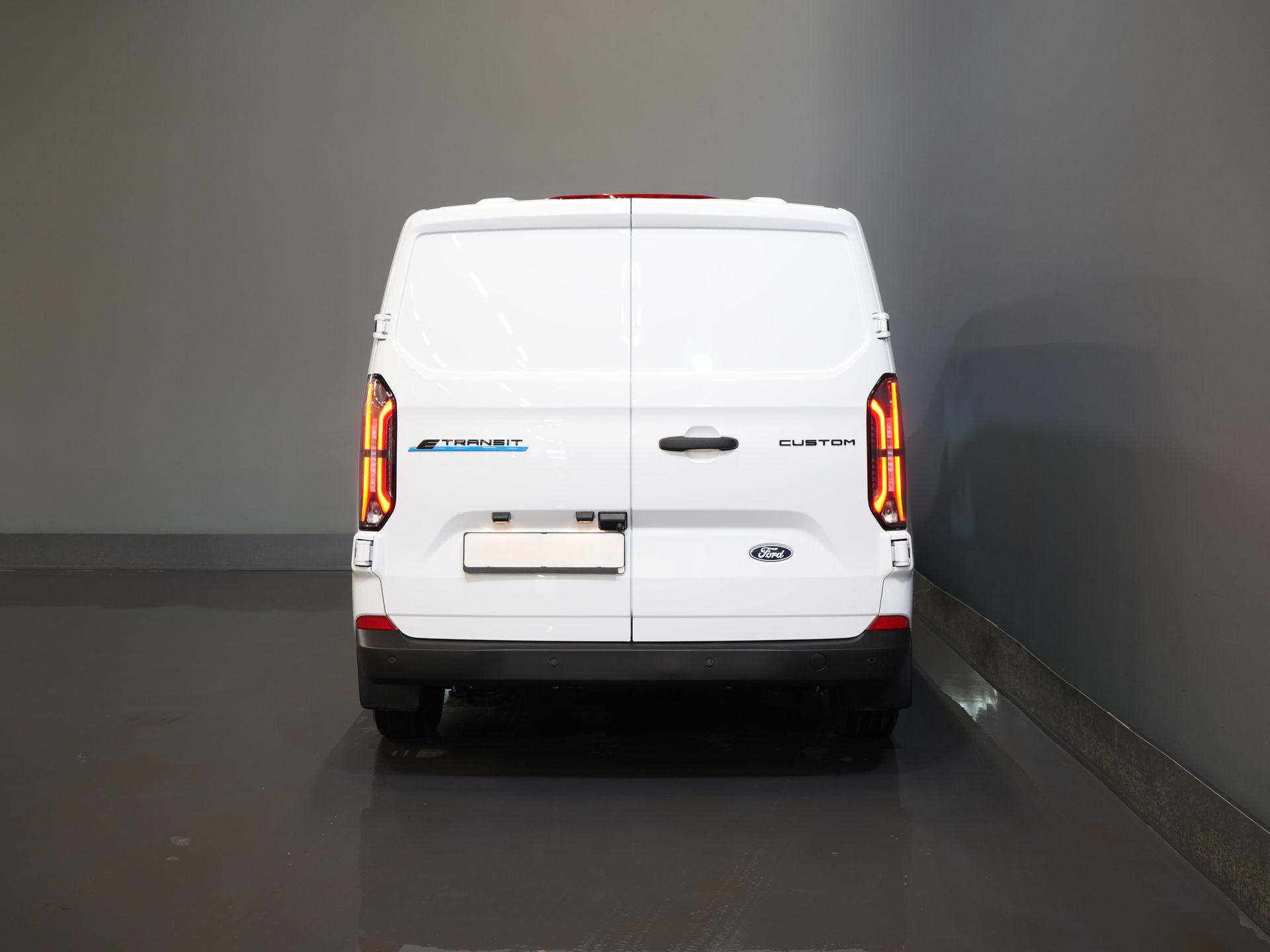 Ford E-Transit Custom Van Trend 65 кВт/год 330 км пробігу 218 к.с. Гарантія до 2027 р. / Світлодіоди / Підігрів підставки / Швидка зарядка / 2.3т тягово-зчіпний пристрій / Підігрів сидінь / Carplay / Клімат-контроль / Ка