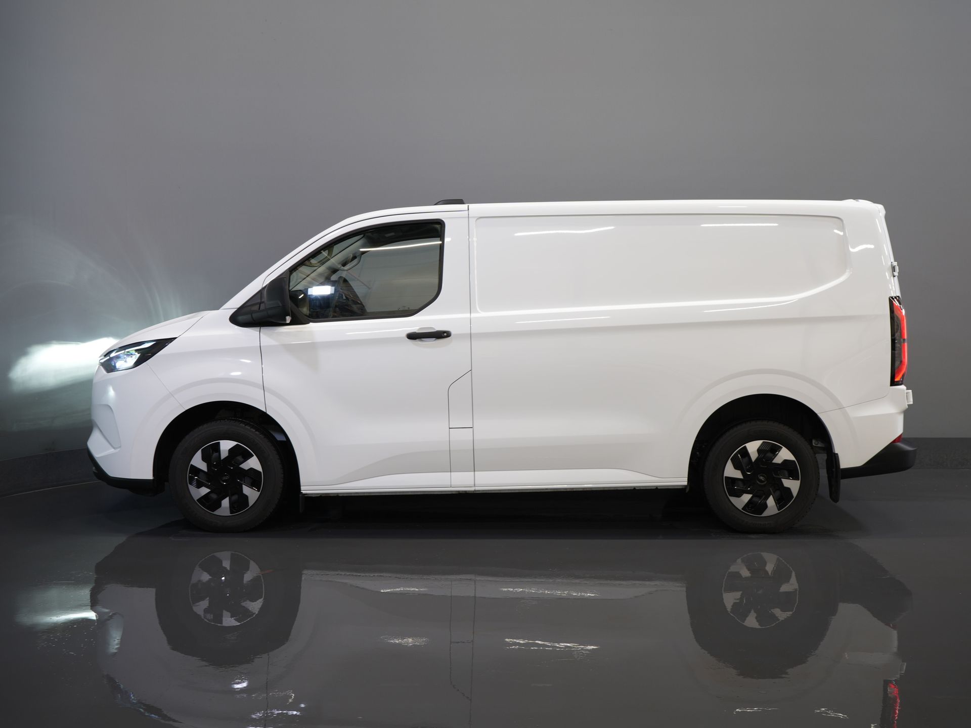 Ford E-Transit Custom Van Trend 65 кВт/год 330 км пробігу 218 к.с. Гарантія до 2027 р. / Світлодіоди / Підігрів підставки / Швидка зарядка / 2.3т тягово-зчіпний пристрій / Підігрів сидінь / Carplay / Клімат-контроль / Ка