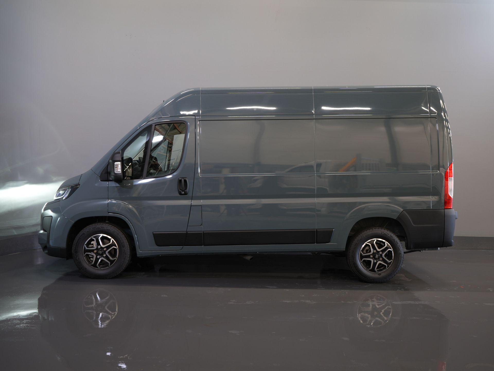 Citroën Jumper Bestelbus (Fiat Ducato) 2.2 MJ 140 pk Aut. ZF L2H2 BPM VRIJ! LED/ Carplay/ LMV/ Climate/ Navi/ Camera/ Cruise