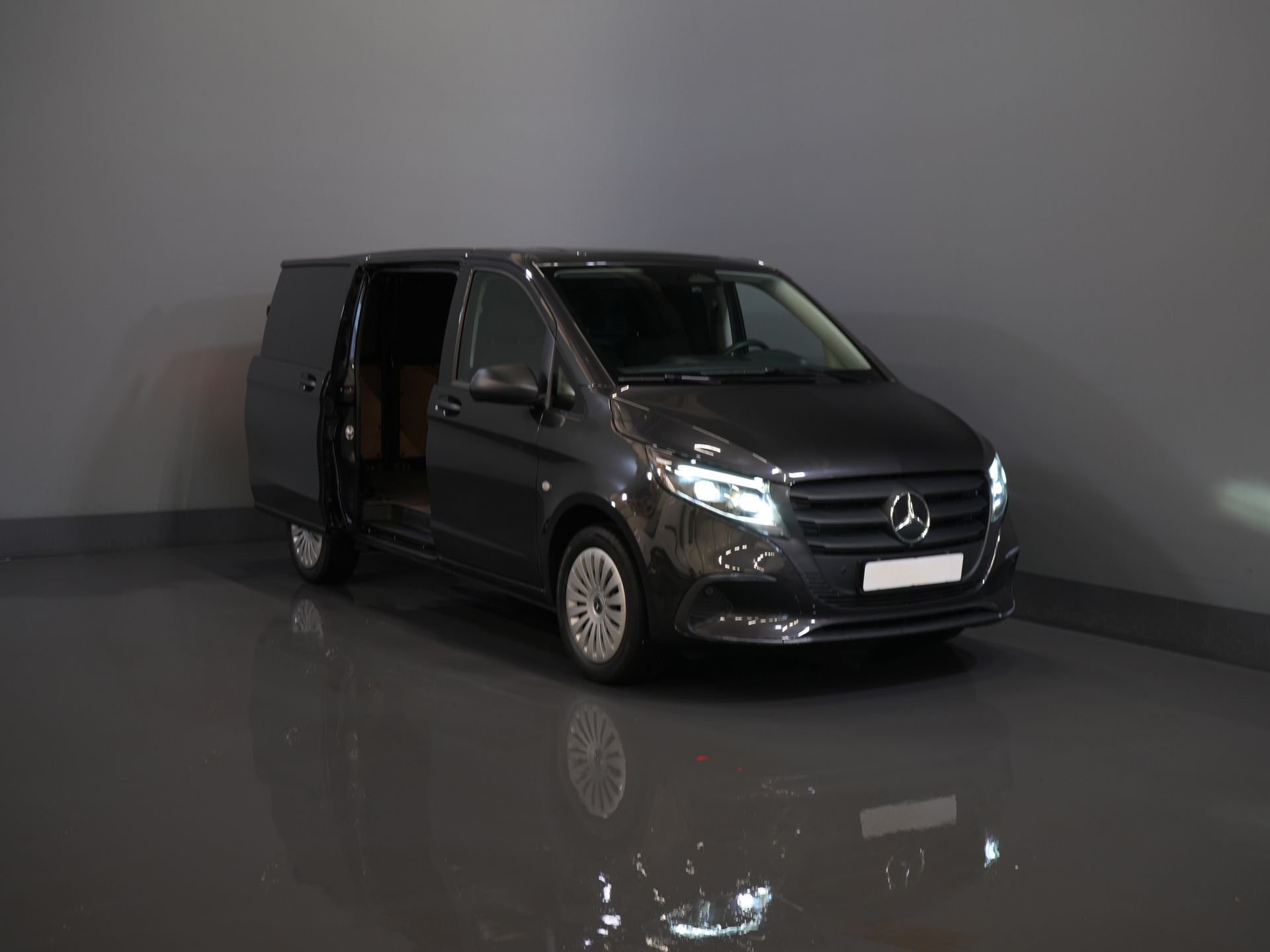 Mercedes-Benz Vito Van 119 CDI Aut. L2 LED/ 2.5t Towing capacity/ 270Gr. Doors/ Seat heating/ Carplay/ Camera/ Tow bar/ Cruise control/ PDC/ DAB