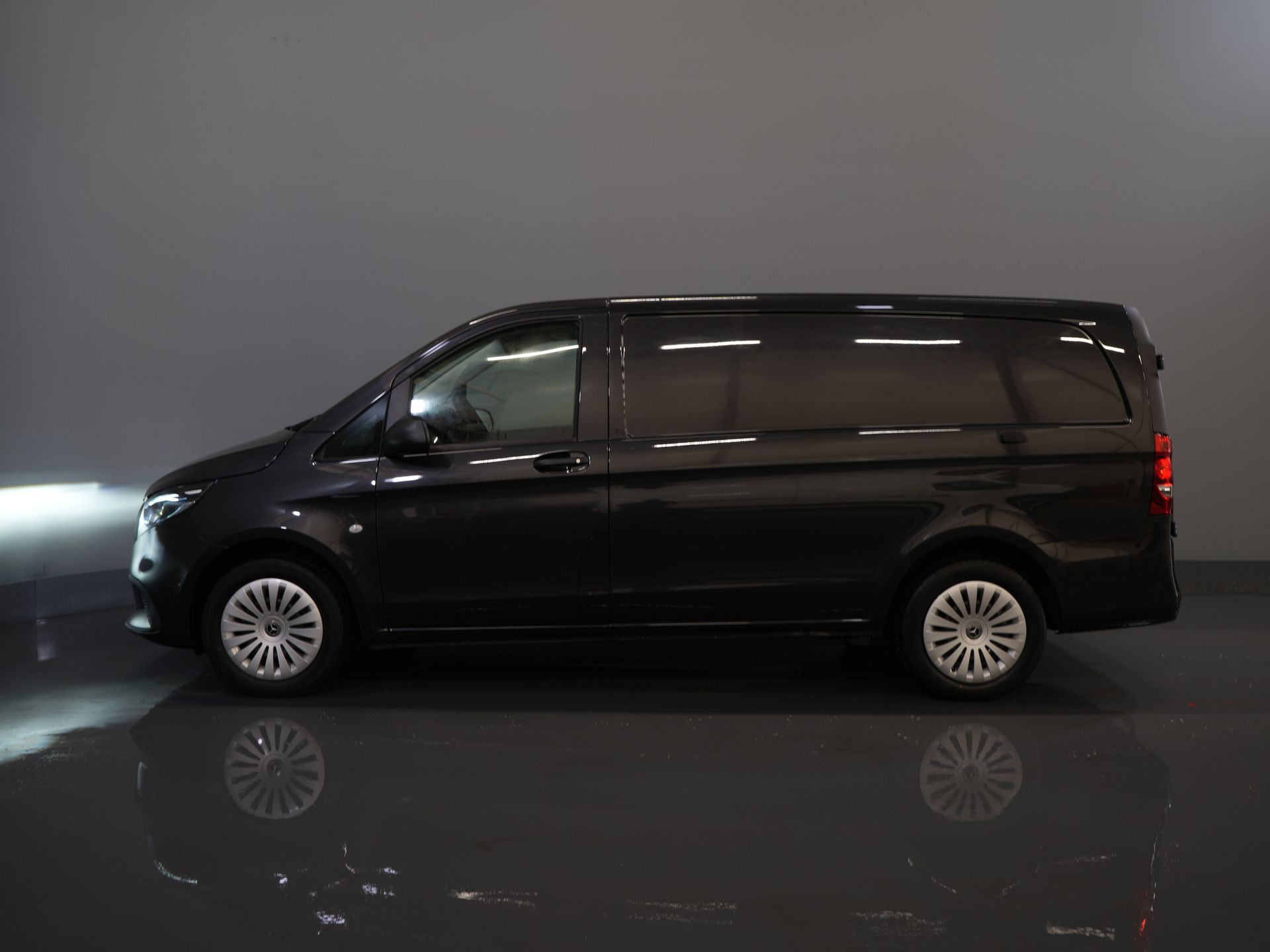 Mercedes-Benz Vito Van 119 CDI Aut. L2 LED/ 2.5t Towing capacity/ 270Gr. Doors/ Seat heating/ Carplay/ Camera/ Tow bar/ Cruise control/ PDC/ DAB