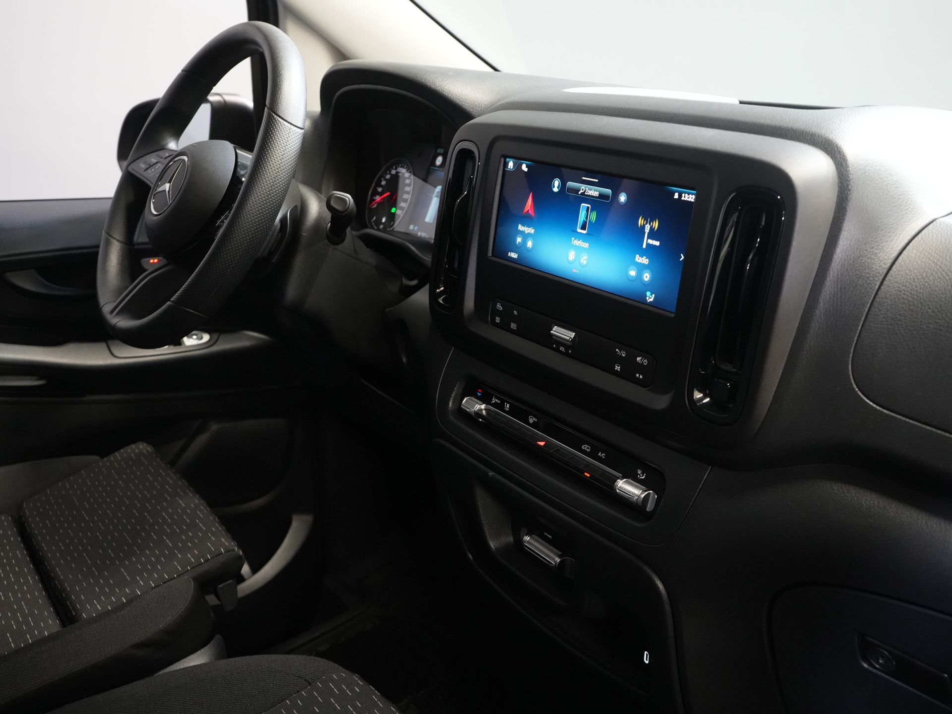 Mercedes-Benz Vito Van 119 CDI Aut. L2 LED/ 2.5t Towing capacity/ 270Gr. Doors/ Seat heating/ Carplay/ Camera/ Tow bar/ Cruise control/ PDC/ DAB