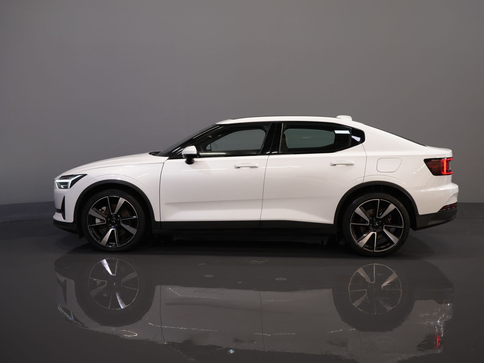 Polestar 2 Sedan Long Range 78 kWh 551 WLTP LED/ Адаптивний круїз-контроль/ Панорамний дах/ Підігрів керма/ Підігрів сидінь/ Пам'ять/ Навігація/ Carplay/ Клімат-контроль/ Камера/ 20'' LMV