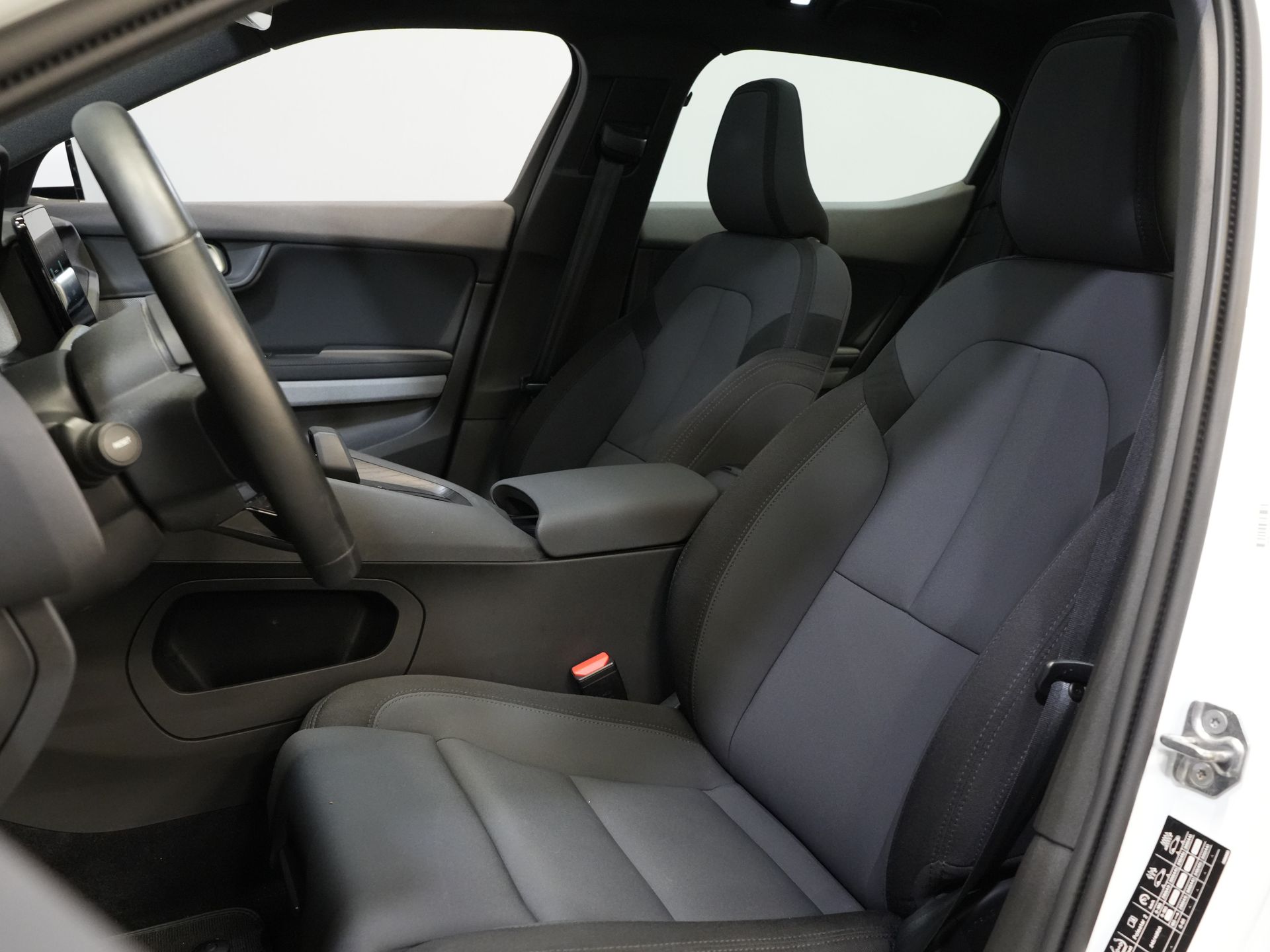 Polestar 2 Sedan Long Range 78 kWh 551 WLTP LED/ Адаптивний круїз-контроль/ Панорамний дах/ Підігрів керма/ Підігрів сидінь/ Пам'ять/ Навігація/ Carplay/ Клімат-контроль/ Камера/ 20'' LMV