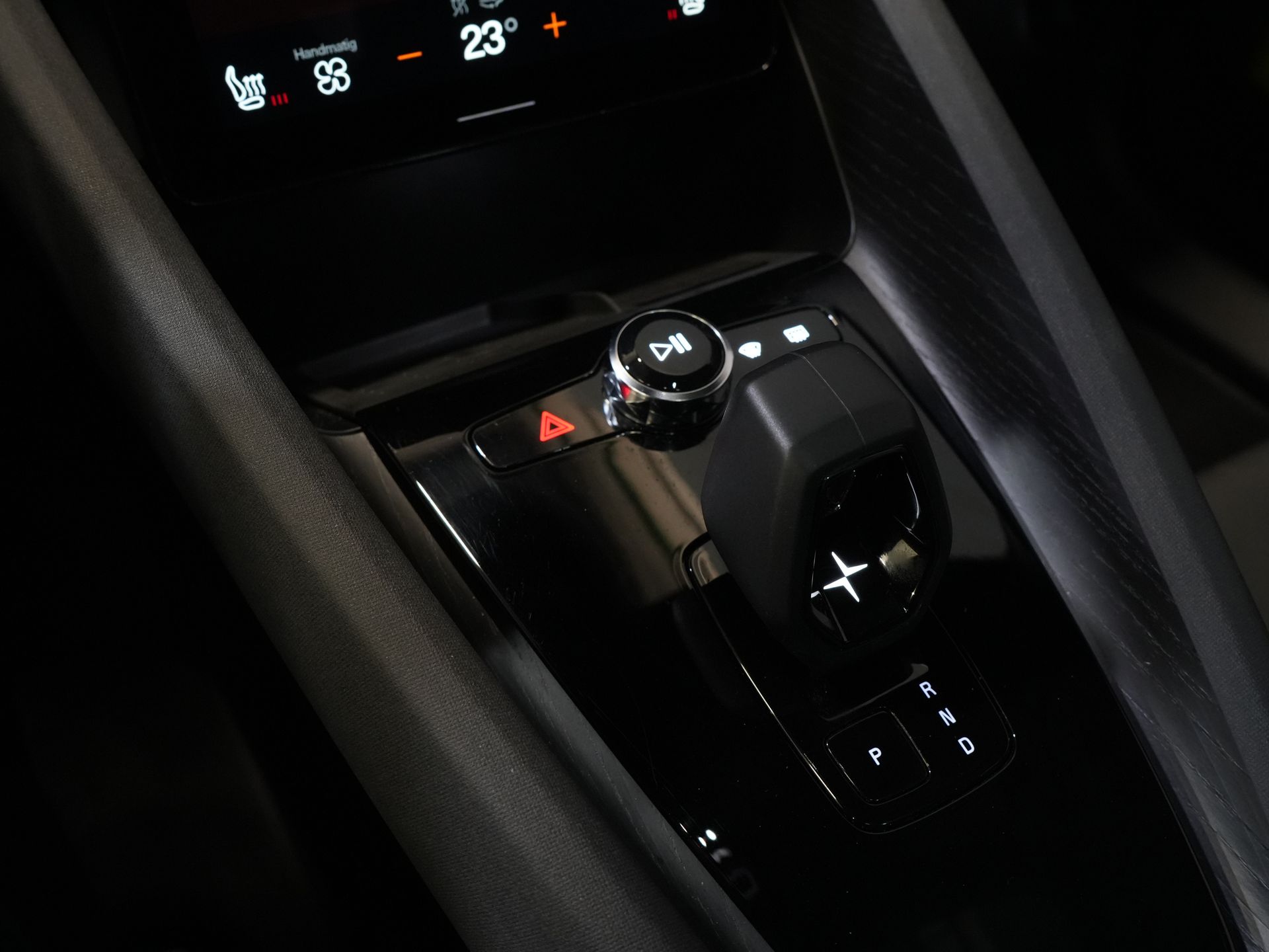 Polestar 2 Sedan Long Range 78 kWh 551 WLTP LED/ Адаптивний круїз-контроль/ Панорамний дах/ Підігрів керма/ Підігрів сидінь/ Пам'ять/ Навігація/ Carplay/ Клімат-контроль/ Камера/ 20'' LMV