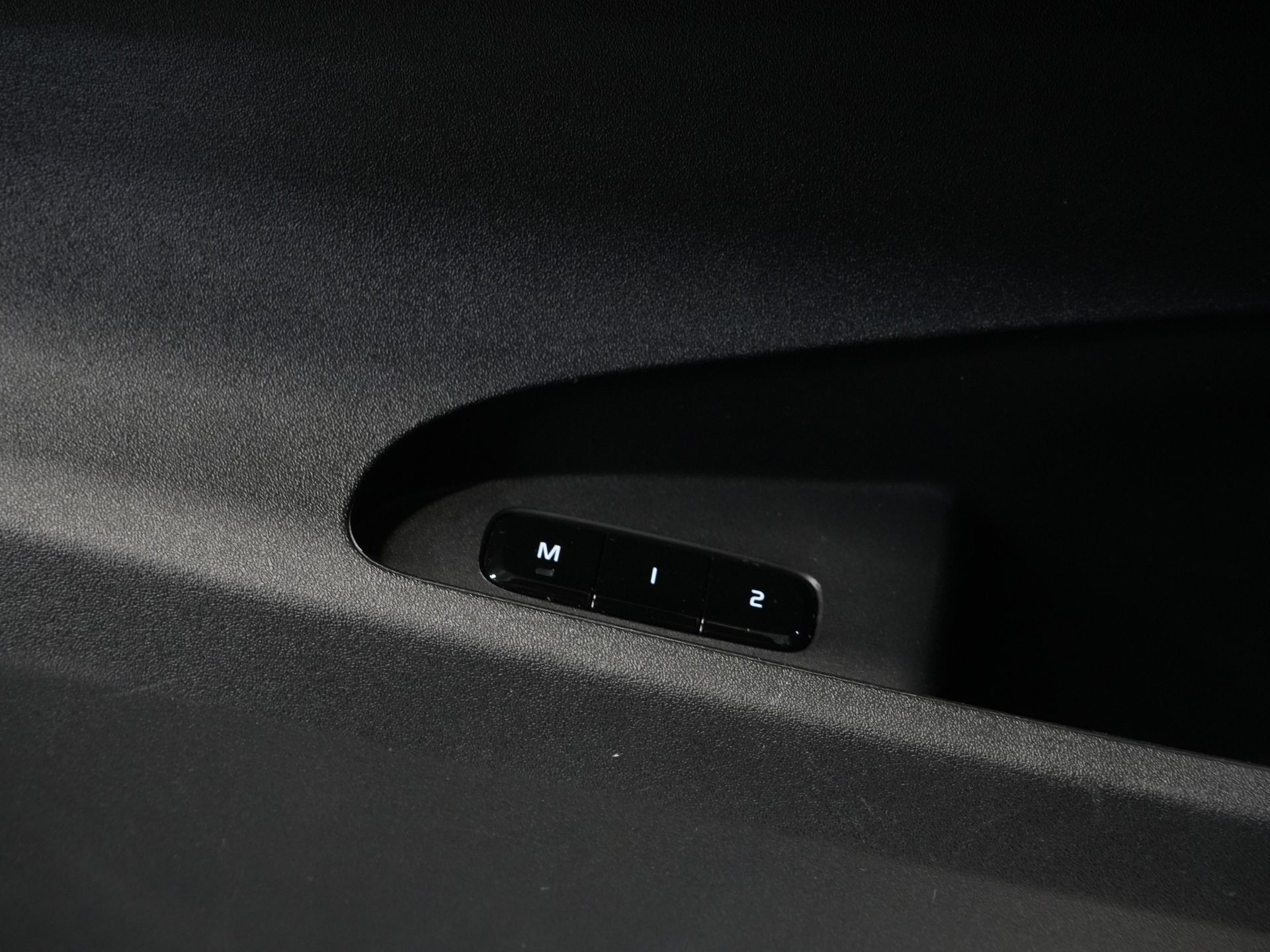 Polestar 2 Sedan Long Range 78 kWh 551 WLTP LED/ Адаптивний круїз-контроль/ Панорамний дах/ Підігрів керма/ Підігрів сидінь/ Пам'ять/ Навігація/ Carplay/ Клімат-контроль/ Камера/ 20'' LMV