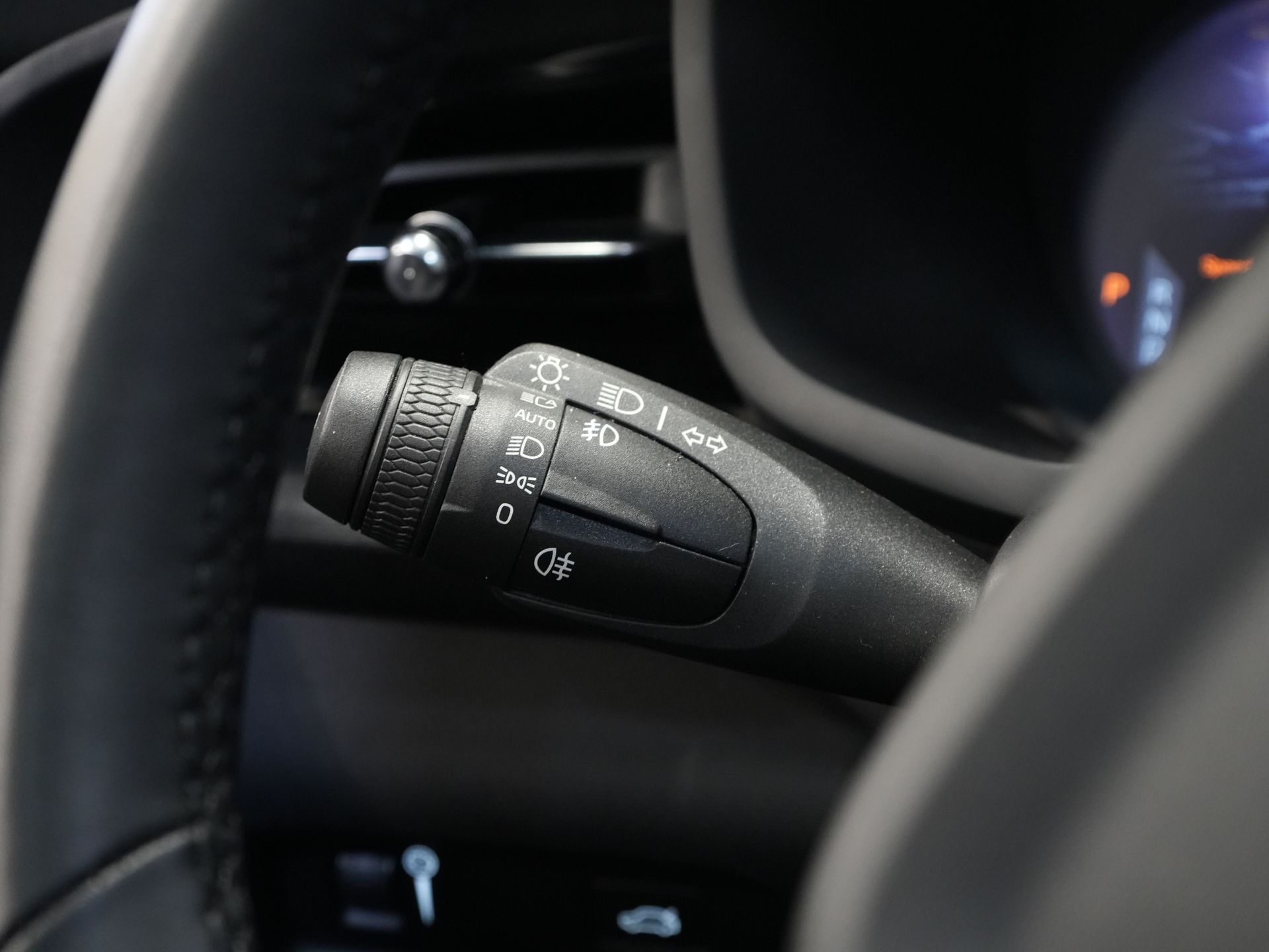 Polestar 2 Sedan Long Range 78 kWh 551 WLTP LED/ Адаптивний круїз-контроль/ Панорамний дах/ Підігрів керма/ Підігрів сидінь/ Пам'ять/ Навігація/ Carplay/ Клімат-контроль/ Камера/ 20'' LMV