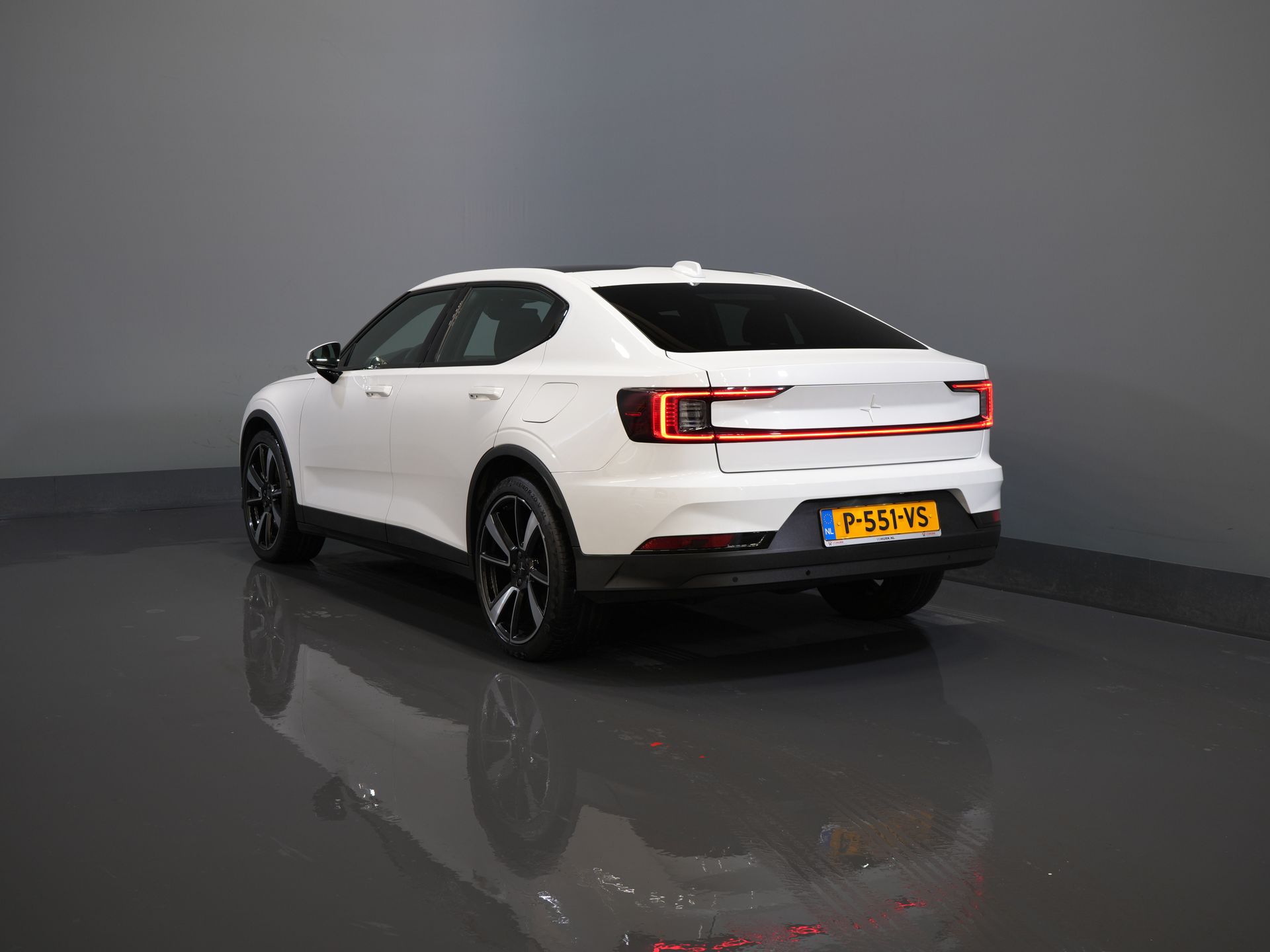 Polestar 2 Sedan Long Range 78 kWh 551 WLTP LED/ Адаптивний круїз-контроль/ Панорамний дах/ Підігрів керма/ Підігрів сидінь/ Пам'ять/ Навігація/ Carplay/ Клімат-контроль/ Камера/ 20'' LMV