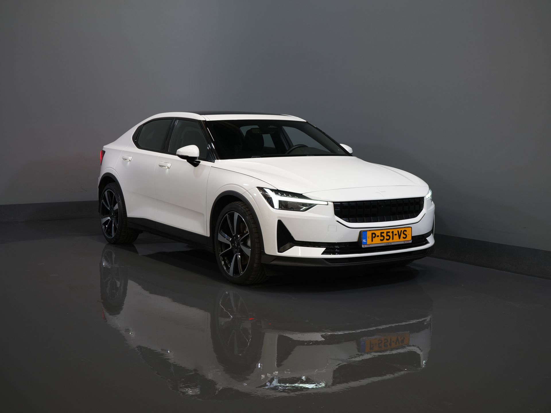Polestar 2 Sedan Long Range 78 kWh 551 WLTP LED/ Адаптивний круїз-контроль/ Панорамний дах/ Підігрів керма/ Підігрів сидінь/ Пам'ять/ Навігація/ Carplay/ Клімат-контроль/ Камера/ 20'' LMV