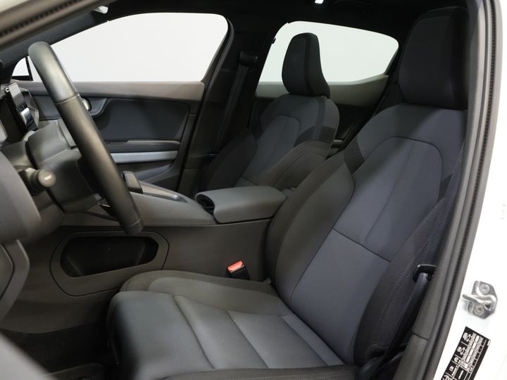 Polestar 2 Sedan Long Range 78 kWh 551 WLTP LED/ Адаптивний круїз-контроль/ Панорамний дах/ Підігрів керма/ Підігрів сидінь/ Пам'ять/ Навігація/ Carplay/ Клімат-контроль/ Камера/ 20'' LMV