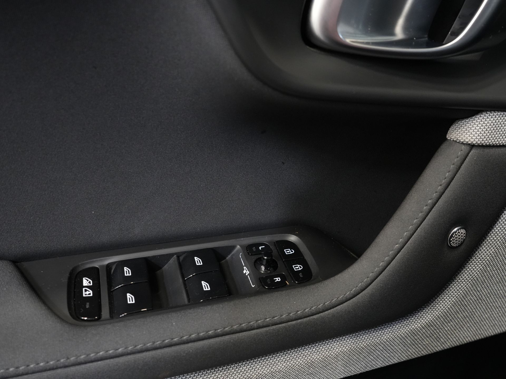 Polestar 2 Sedan Long Range 78 kWh 551 WLTP LED/ Адаптивний круїз-контроль/ Панорамний дах/ Підігрів керма/ Підігрів сидінь/ Пам'ять/ Навігація/ Carplay/ Клімат-контроль/ Камера/ 20'' LMV