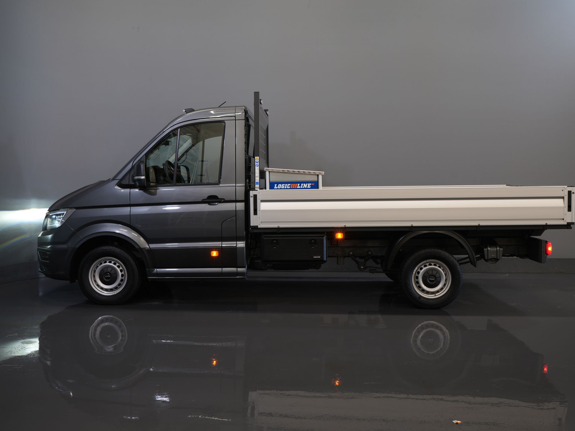 Volkswagen Crafter Відкрита вантажна платформа (MAN TGE) 2.0 DSG Авт. Відкритий вантажний кузов 340x204x40/ Фейсліфтинг/ LED/ Віртуальний кокпіт/ Carplay/ Підйомник/ Камера/ Клімат/ ЦЗ/ Круїз