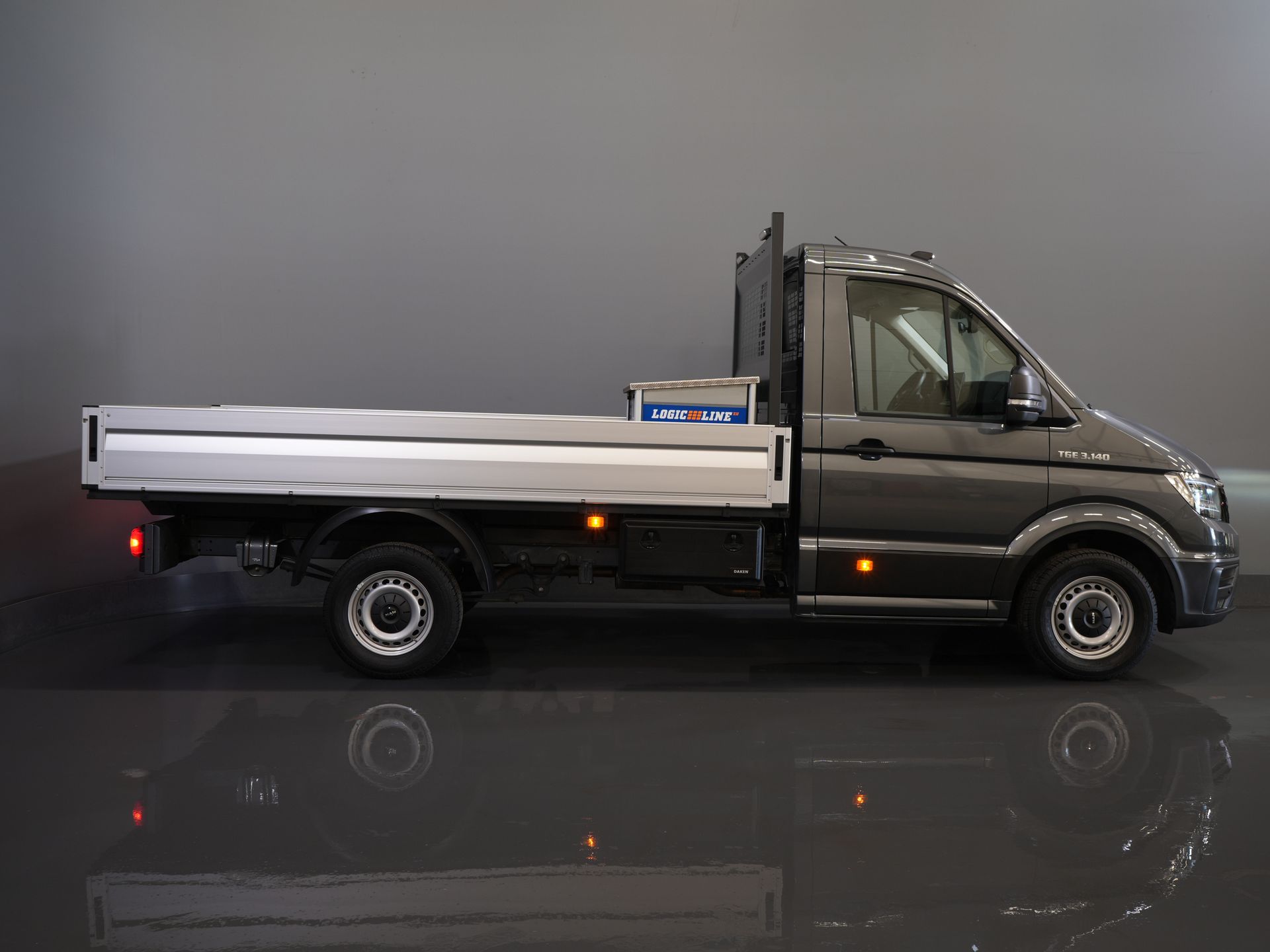 Volkswagen Crafter Відкрита вантажна платформа (MAN TGE) 2.0 DSG Авт. Відкритий вантажний кузов 340x204x40/ Фейсліфтинг/ LED/ Віртуальний кокпіт/ Carplay/ Підйомник/ Камера/ Клімат/ ЦЗ/ Круїз