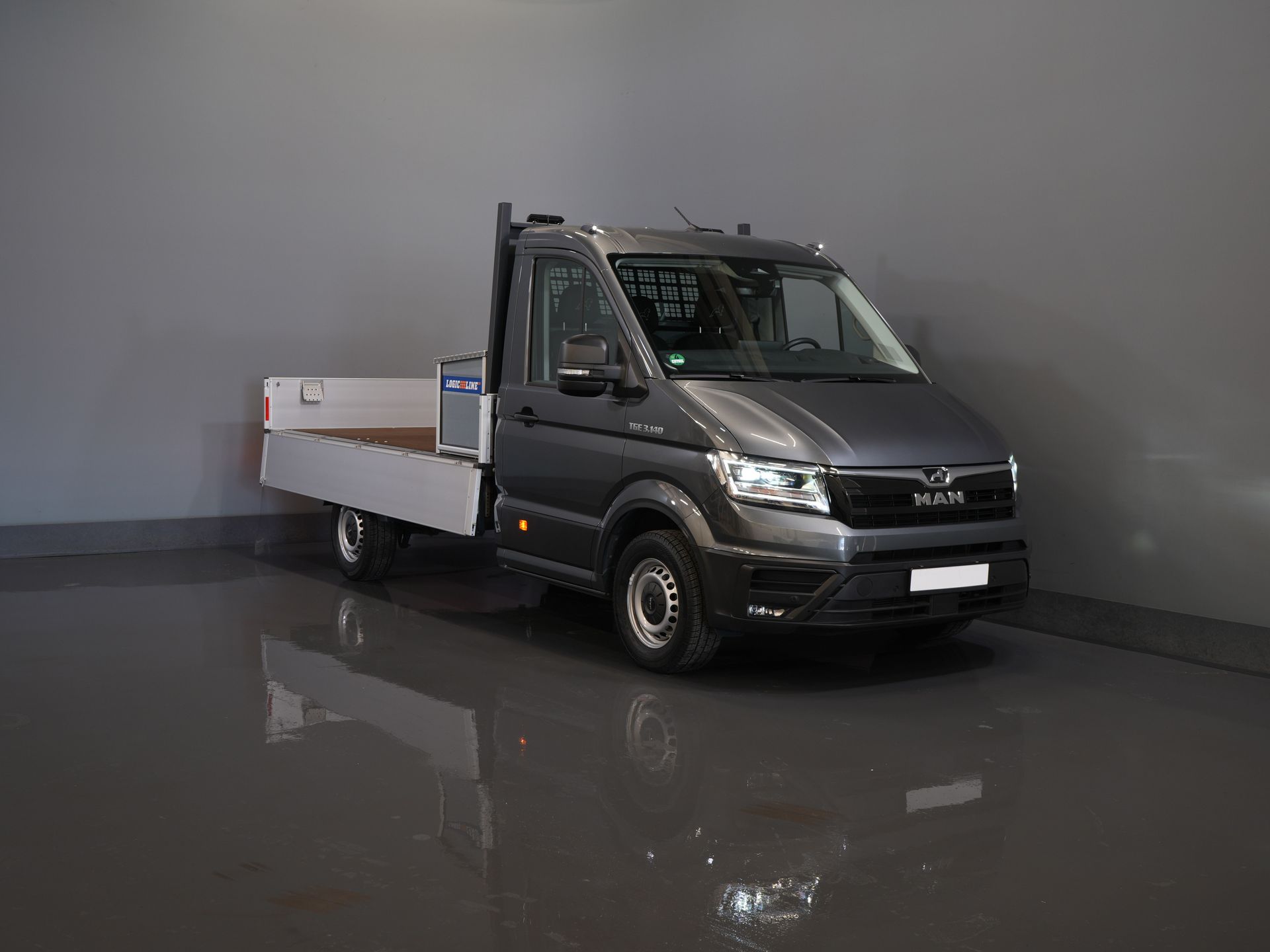 Volkswagen Crafter Відкрита вантажна платформа (MAN TGE) 2.0 DSG Авт. Відкритий вантажний кузов 340x204x40/ Фейсліфтинг/ LED/ Віртуальний кокпіт/ Carplay/ Підйомник/ Камера/ Клімат/ ЦЗ/ Круїз