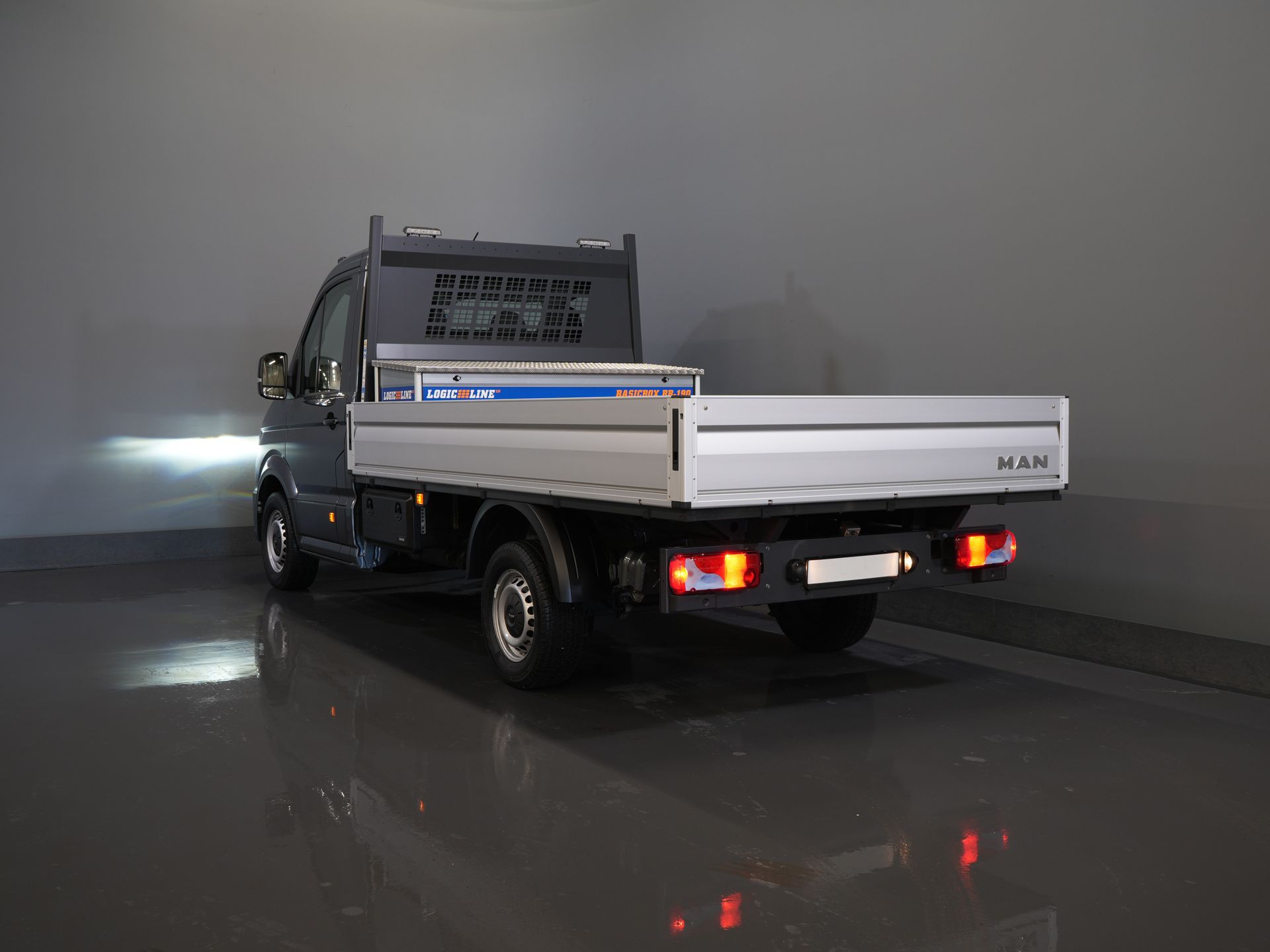 Volkswagen Crafter Відкрита вантажна платформа (MAN TGE) 2.0 DSG Авт. Відкритий вантажний кузов 340x204x40/ Фейсліфтинг/ LED/ Віртуальний кокпіт/ Carplay/ Підйомник/ Камера/ Клімат/ ЦЗ/ Круїз