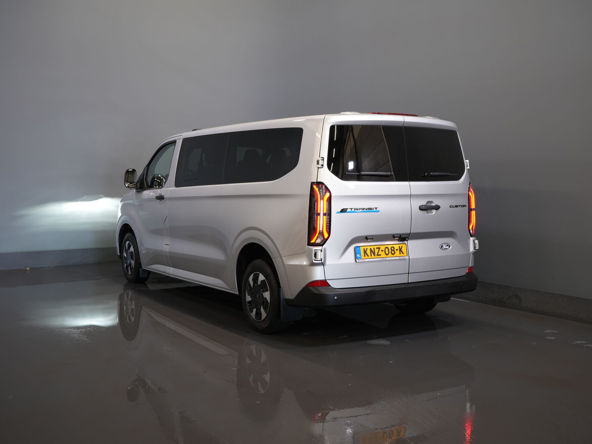 Ford E-Transit Custom Trasporto passeggeri 320 km WLTP L2 Combi/ 9 posti/ LED/ Riscaldamento autonomo/ Sedili riscaldati/ Volante riscaldato/ CarPlay/ Telecamera/ Climatizzatore/ PDC/ Cruise control