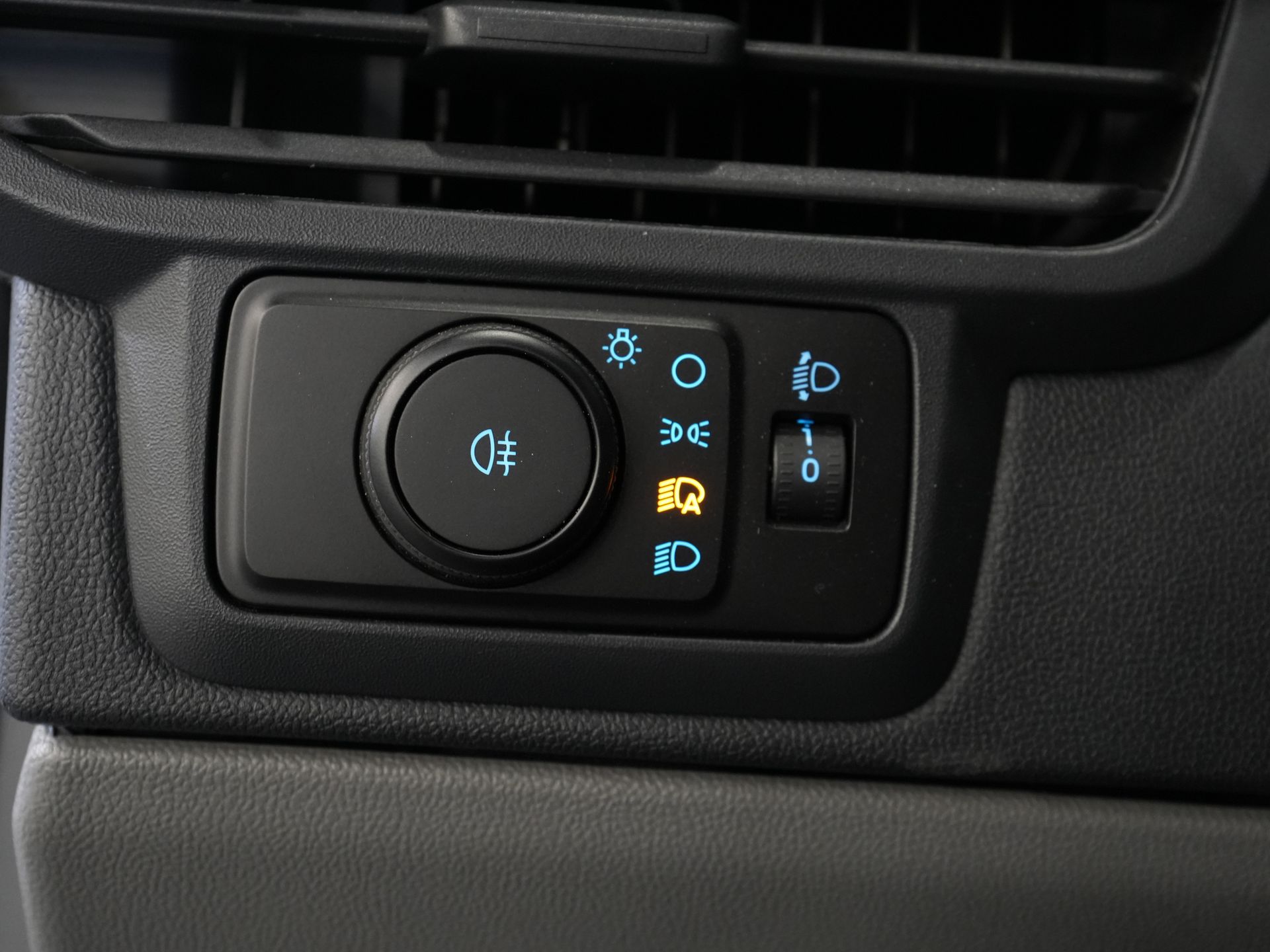 Ford E-Transit Custom Trasporto passeggeri 320 km WLTP L2 Combi/ 9 posti/ LED/ Riscaldamento autonomo/ Sedili riscaldati/ Volante riscaldato/ CarPlay/ Telecamera/ Climatizzatore/ PDC/ Cruise control