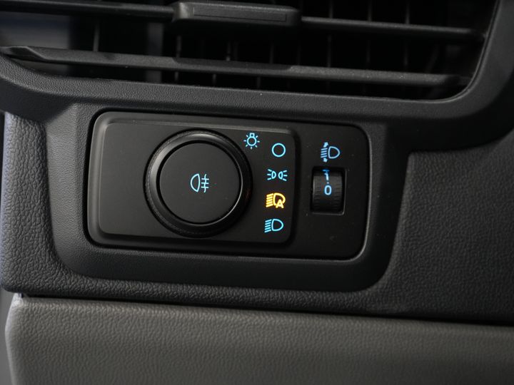 Ford E-Transit Custom Trasporto passeggeri 320 km WLTP L2 Combi/ 9 posti/ LED/ Riscaldamento autonomo/ Sedili riscaldati/ Volante riscaldato/ CarPlay/ Telecamera/ Climatizzatore/ PDC/ Cruise control
