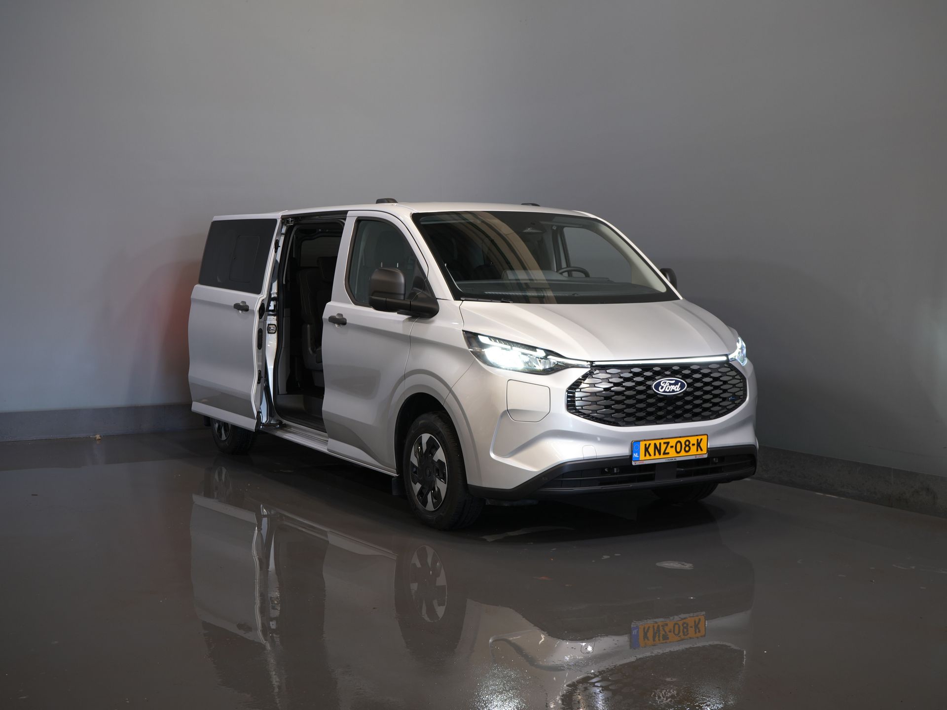 Ford E-Transit Custom Trasporto passeggeri 320 km WLTP L2 Combi/ 9 posti/ LED/ Riscaldamento autonomo/ Sedili riscaldati/ Volante riscaldato/ CarPlay/ Telecamera/ Climatizzatore/ PDC/ Cruise control