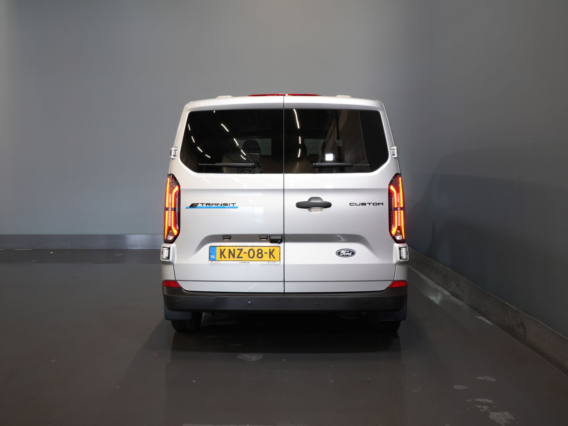 Ford E-Transit Custom Trasporto passeggeri 320 km WLTP L2 Combi/ 9 posti/ LED/ Riscaldamento autonomo/ Sedili riscaldati/ Volante riscaldato/ CarPlay/ Telecamera/ Climatizzatore/ PDC/ Cruise control