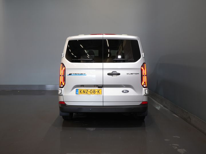 Ford E-Transit Custom Trasporto passeggeri 320 km WLTP L2 Combi/ 9 posti/ LED/ Riscaldamento autonomo/ Sedili riscaldati/ Volante riscaldato/ CarPlay/ Telecamera/ Climatizzatore/ PDC/ Cruise control