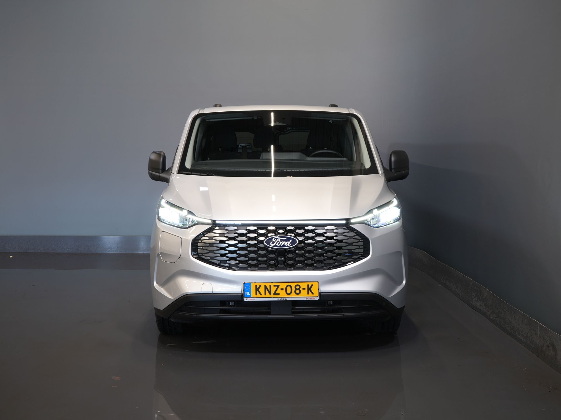 Ford E-Transit Custom Trasporto passeggeri 320 km WLTP L2 Combi/ 9 posti/ LED/ Riscaldamento autonomo/ Sedili riscaldati/ Volante riscaldato/ CarPlay/ Telecamera/ Climatizzatore/ PDC/ Cruise control