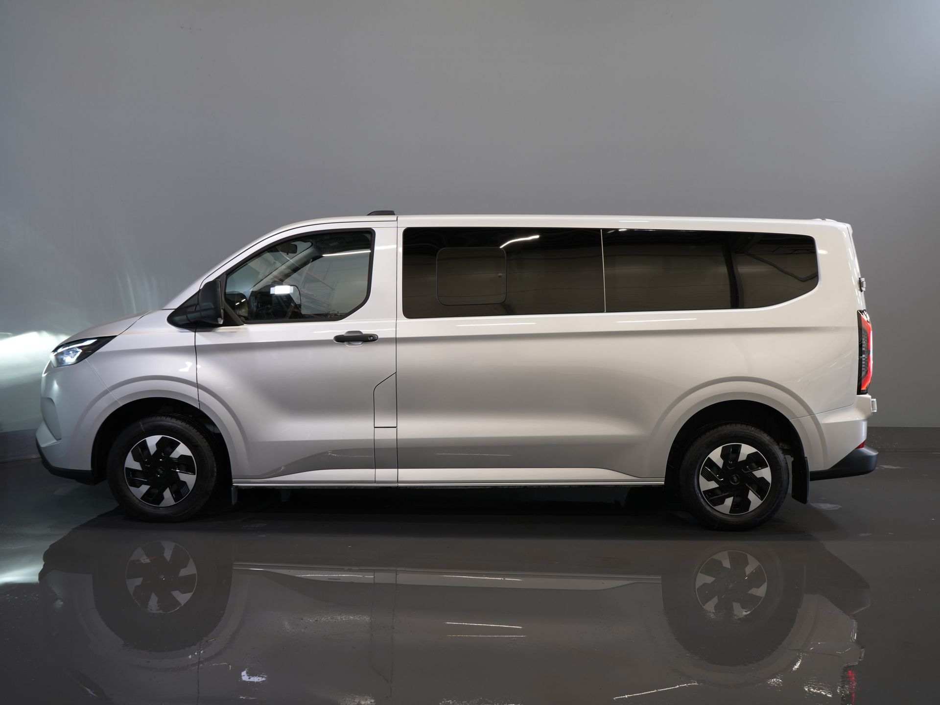 Ford E-Transit Custom Trasporto passeggeri 320 km WLTP L2 Combi/ 9 posti/ LED/ Riscaldamento autonomo/ Sedili riscaldati/ Volante riscaldato/ CarPlay/ Telecamera/ Climatizzatore/ PDC/ Cruise control