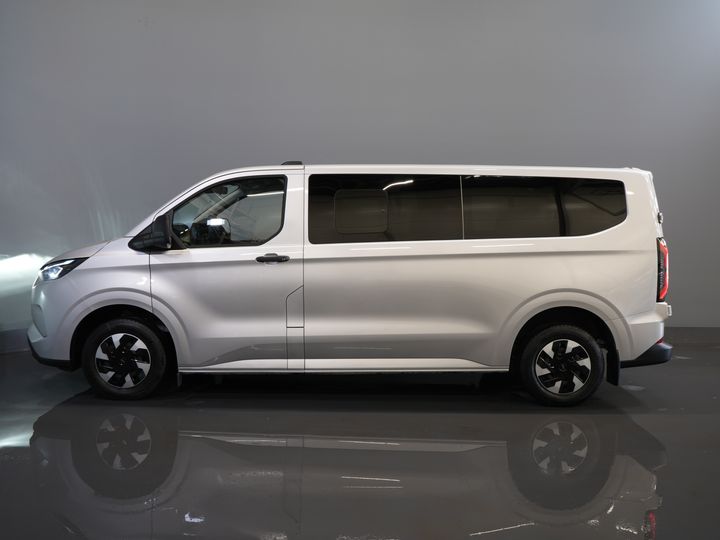 Ford E-Transit Custom Trasporto passeggeri 320 km WLTP L2 Combi/ 9 posti/ LED/ Riscaldamento autonomo/ Sedili riscaldati/ Volante riscaldato/ CarPlay/ Telecamera/ Climatizzatore/ PDC/ Cruise control