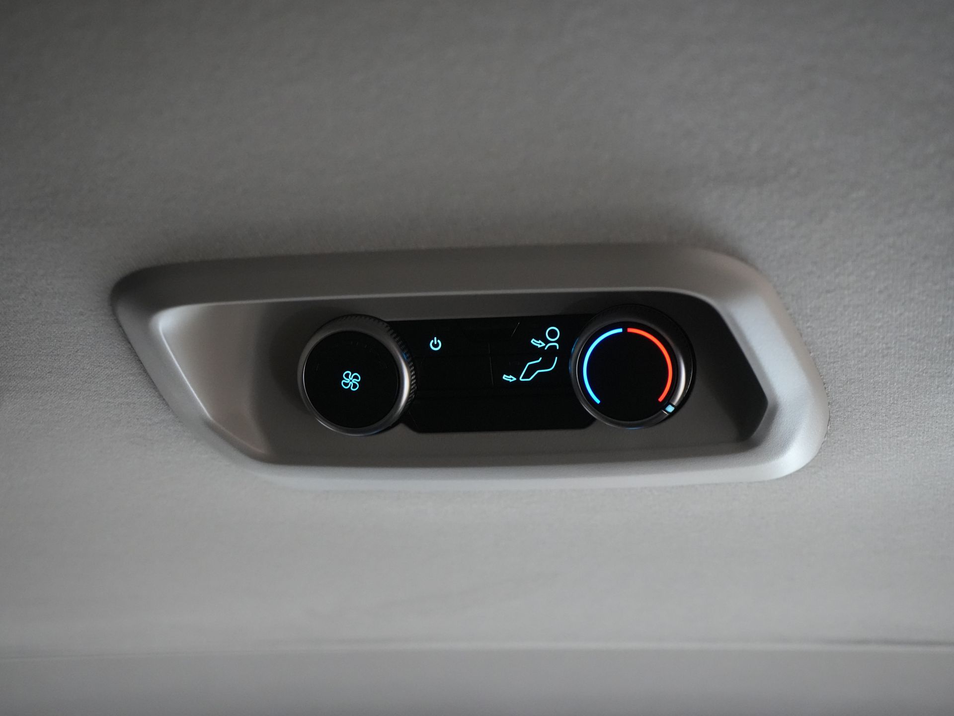 Ford E-Transit Custom Trasporto passeggeri 320 km WLTP L2 Combi/ 9 posti/ LED/ Riscaldamento autonomo/ Sedili riscaldati/ Volante riscaldato/ CarPlay/ Telecamera/ Climatizzatore/ PDC/ Cruise control