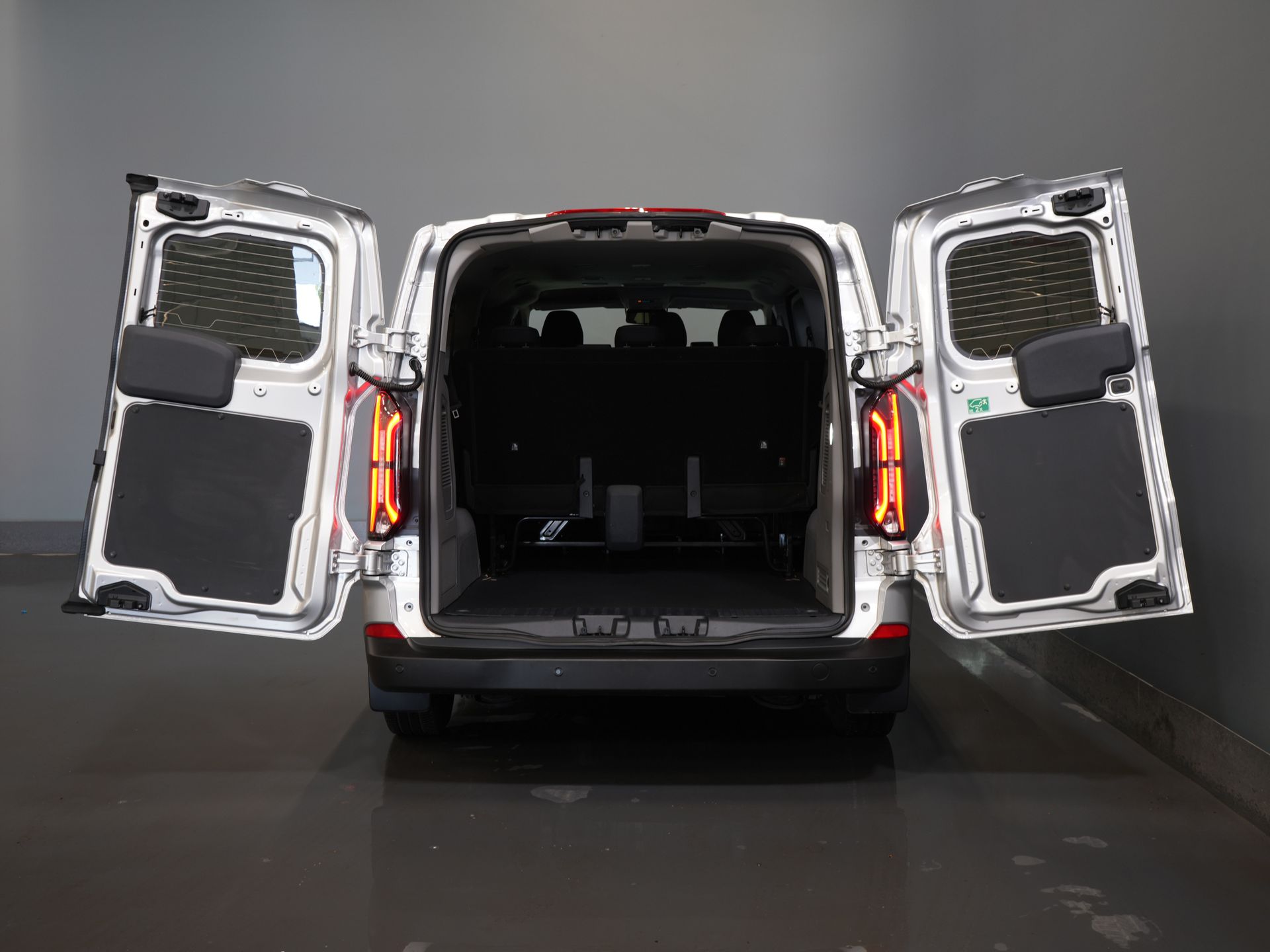 Ford E-Transit Custom Trasporto passeggeri 320 km WLTP L2 Combi/ 9 posti/ LED/ Riscaldamento autonomo/ Sedili riscaldati/ Volante riscaldato/ CarPlay/ Telecamera/ Climatizzatore/ PDC/ Cruise control