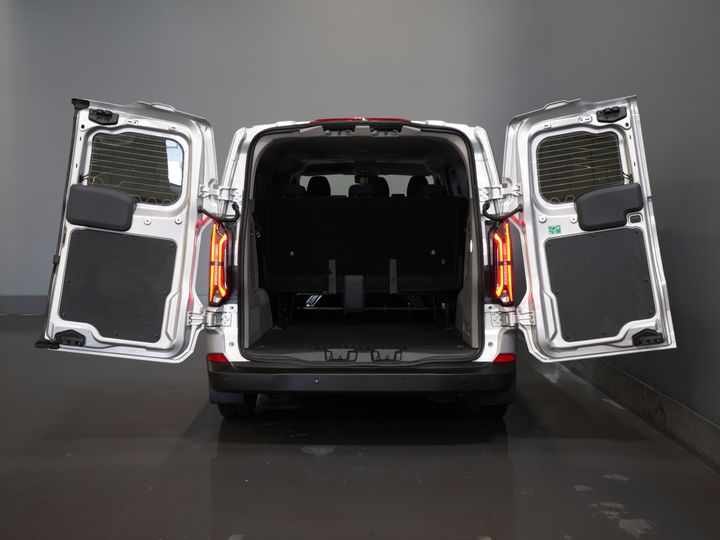 Ford E-Transit Custom Trasporto passeggeri 320 km WLTP L2 Combi/ 9 posti/ LED/ Riscaldamento autonomo/ Sedili riscaldati/ Volante riscaldato/ CarPlay/ Telecamera/ Climatizzatore/ PDC/ Cruise control