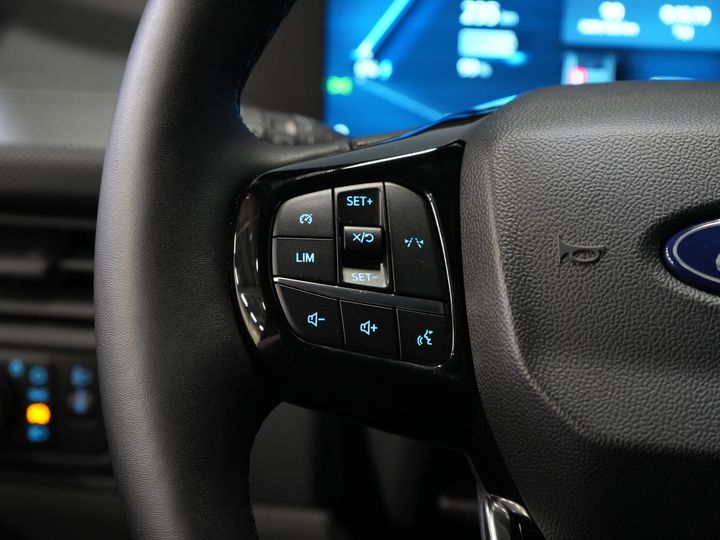 Ford E-Transit Custom Trasporto passeggeri 320 km WLTP L2 Combi/ 9 posti/ LED/ Riscaldamento autonomo/ Sedili riscaldati/ Volante riscaldato/ CarPlay/ Telecamera/ Climatizzatore/ PDC/ Cruise control