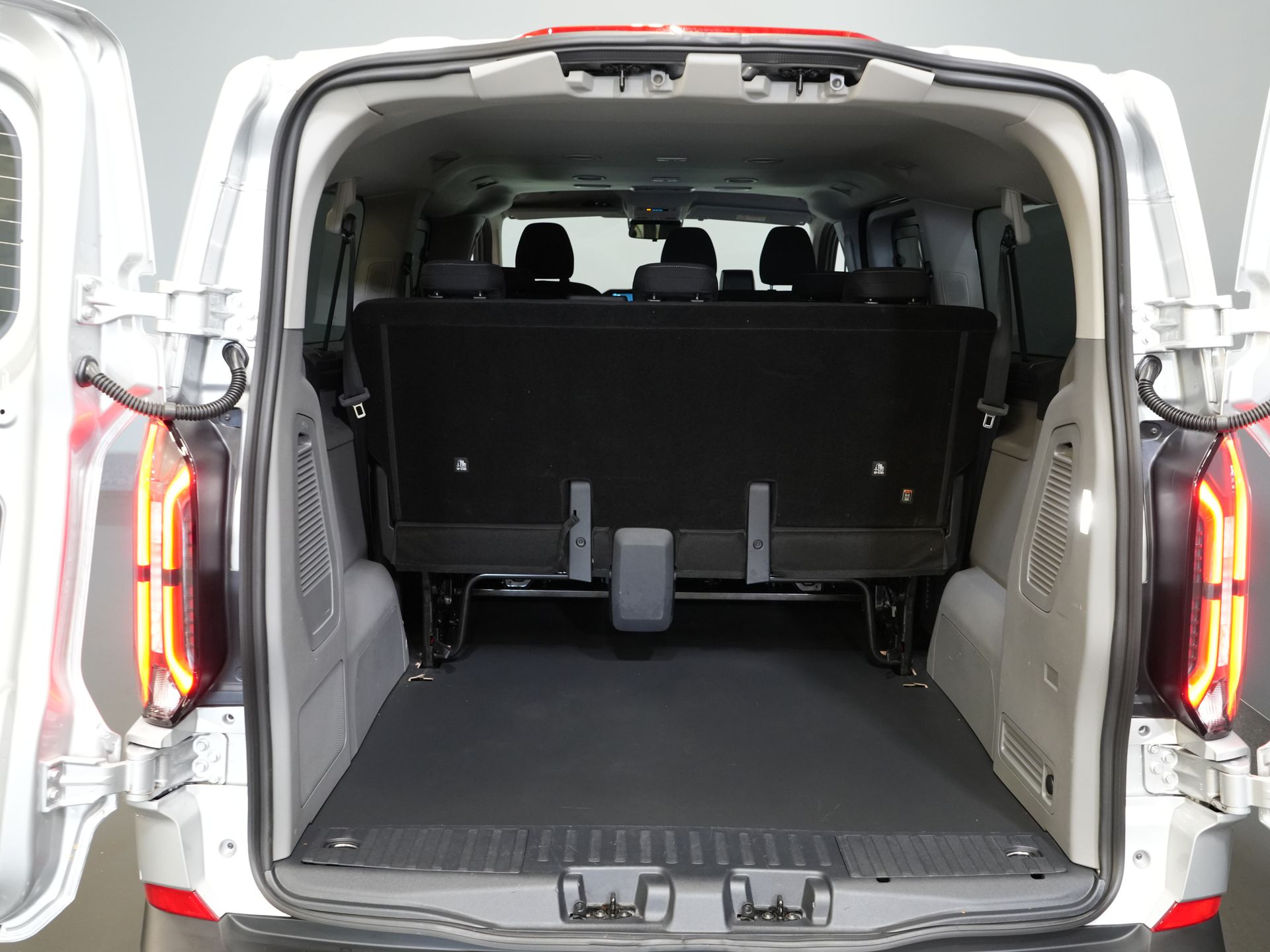 Ford E-Transit Custom Trasporto passeggeri 320 km WLTP L2 Combi/ 9 posti/ LED/ Riscaldamento autonomo/ Sedili riscaldati/ Volante riscaldato/ CarPlay/ Telecamera/ Climatizzatore/ PDC/ Cruise control
