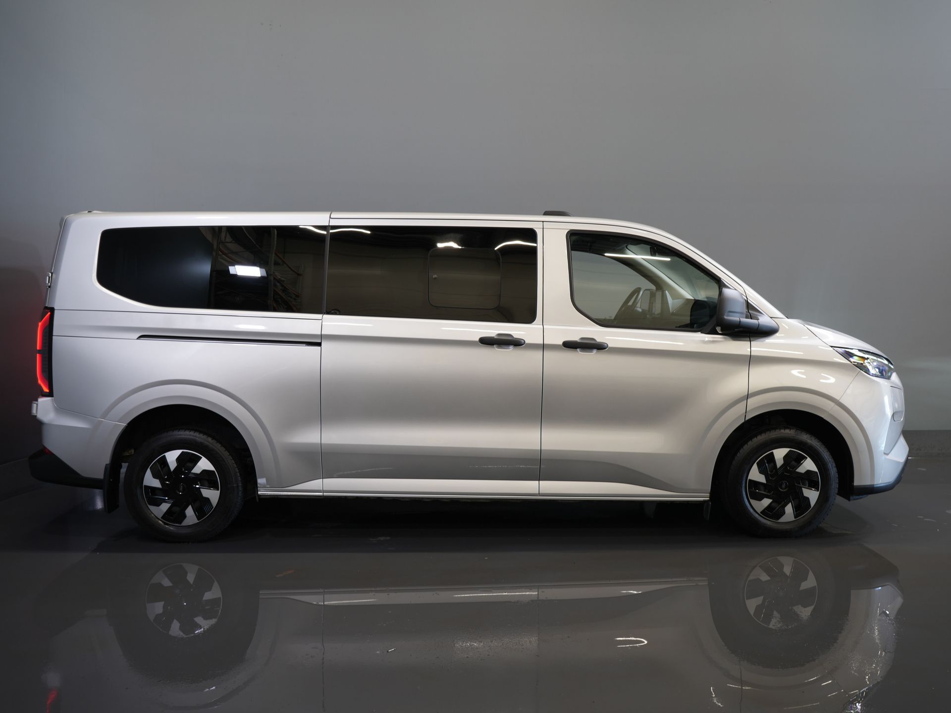 Ford E-Transit Custom Trasporto passeggeri 320 km WLTP L2 Combi/ 9 posti/ LED/ Riscaldamento autonomo/ Sedili riscaldati/ Volante riscaldato/ CarPlay/ Telecamera/ Climatizzatore/ PDC/ Cruise control