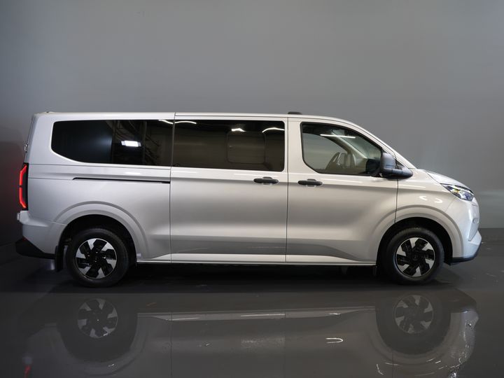 Ford E-Transit Custom Trasporto passeggeri 320 km WLTP L2 Combi/ 9 posti/ LED/ Riscaldamento autonomo/ Sedili riscaldati/ Volante riscaldato/ CarPlay/ Telecamera/ Climatizzatore/ PDC/ Cruise control