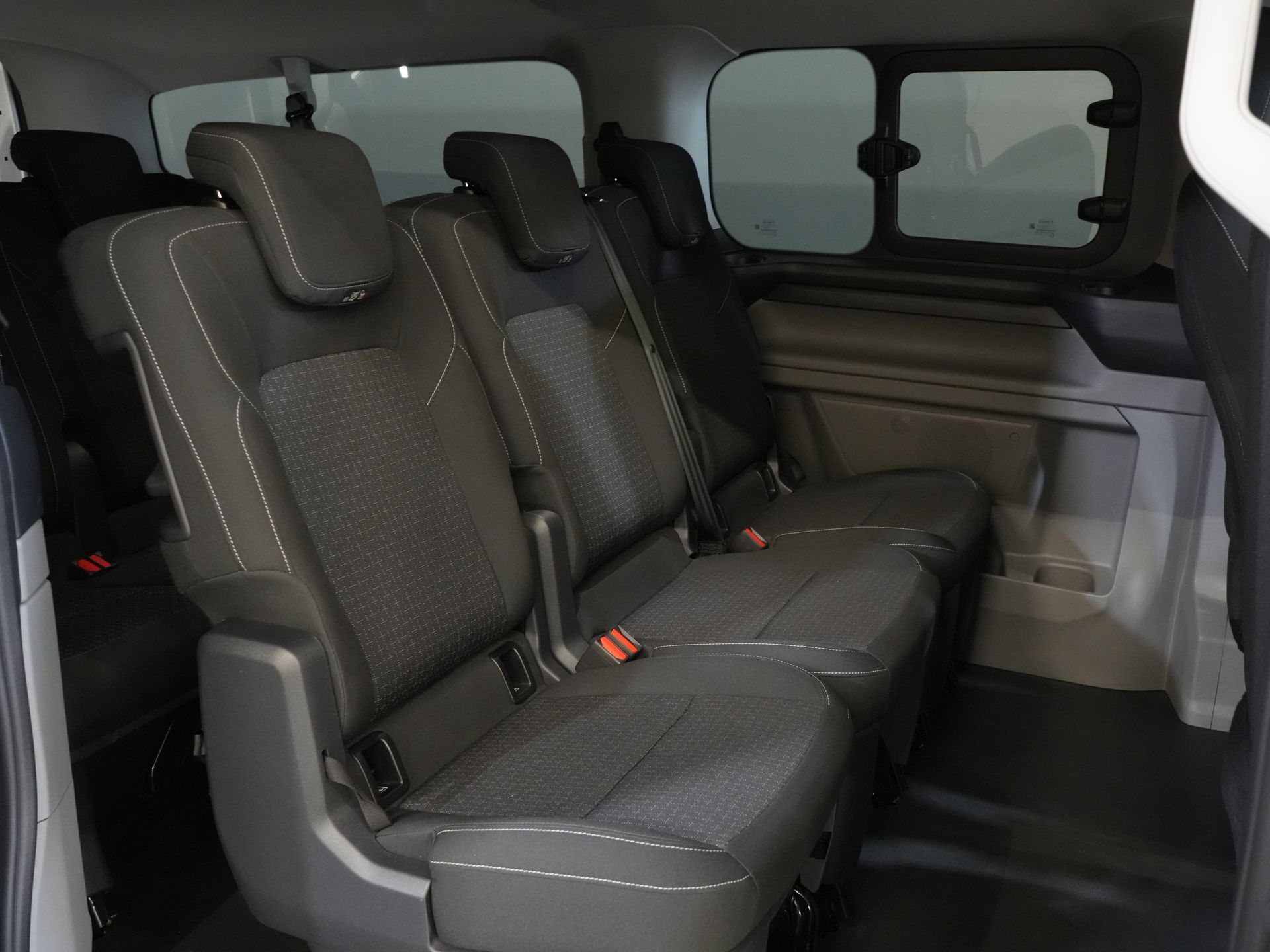 Ford E-Transit Custom Trasporto passeggeri 320 km WLTP L2 Combi/ 9 posti/ LED/ Riscaldamento autonomo/ Sedili riscaldati/ Volante riscaldato/ CarPlay/ Telecamera/ Climatizzatore/ PDC/ Cruise control