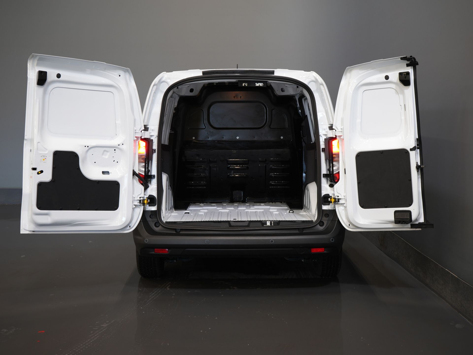 Ford Transit Courier Van 1.0 Trend 100 KM BENZYNA BPM GRATIS! Gwarancja 05-2029/ Carplay/ Virtual Cockpit/ Airco/ Cruise