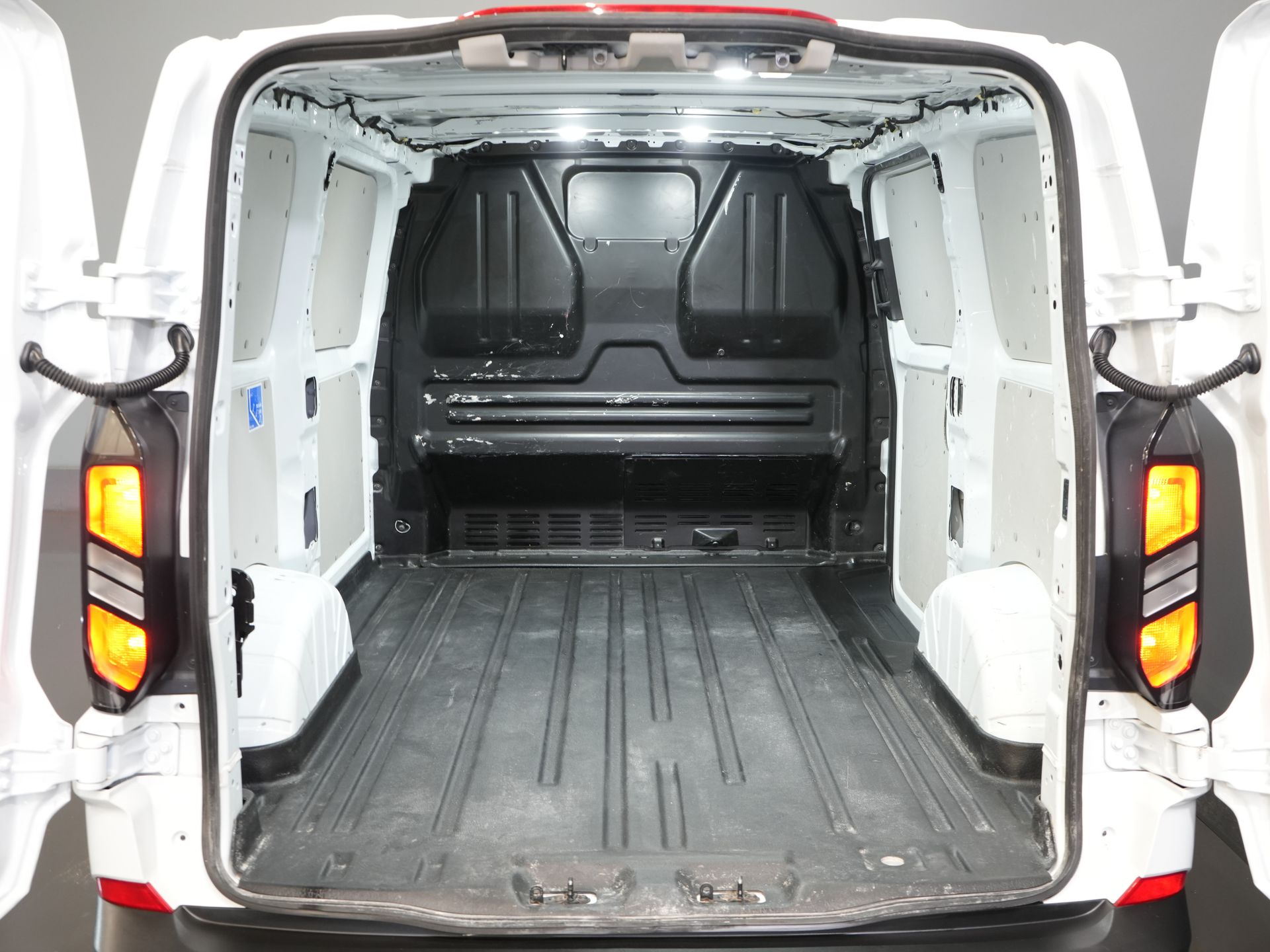 Ford Transit Custom Van 2.0 TDCI 135 cv LED/ Carplay/ 2.8t Remolqueverm./ Direcciónverm./ Stoelverw./ Clima/ Cámara/ Crucero/ PDC