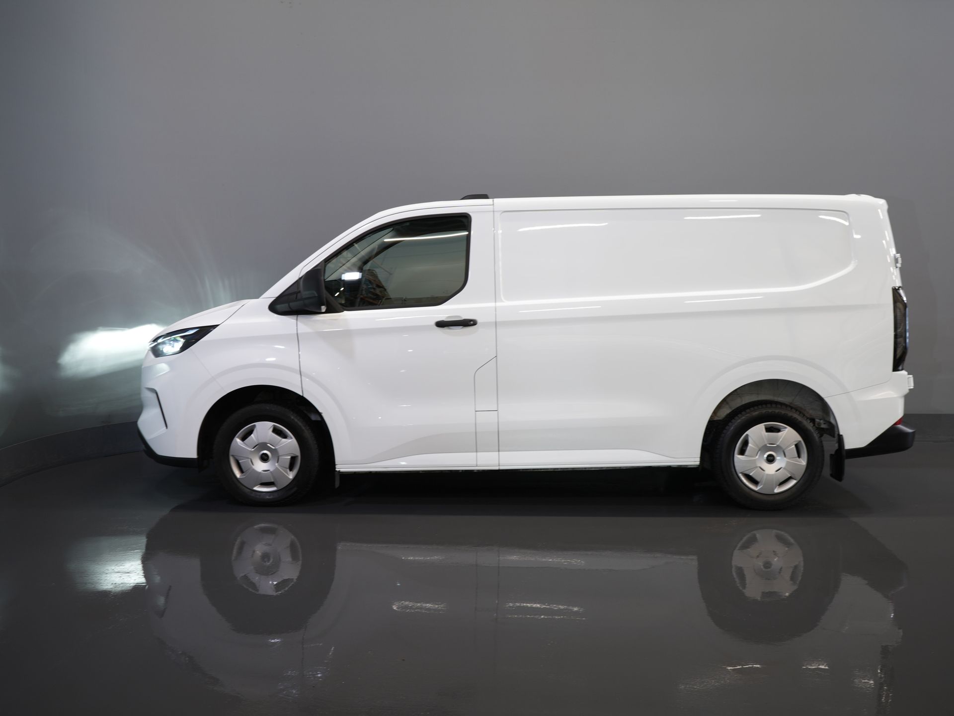 Ford Transit Custom Van 2.0 TDCI 135 cv LED/ Carplay/ 2.8t Remolqueverm./ Direcciónverm./ Stoelverw./ Clima/ Cámara/ Crucero/ PDC