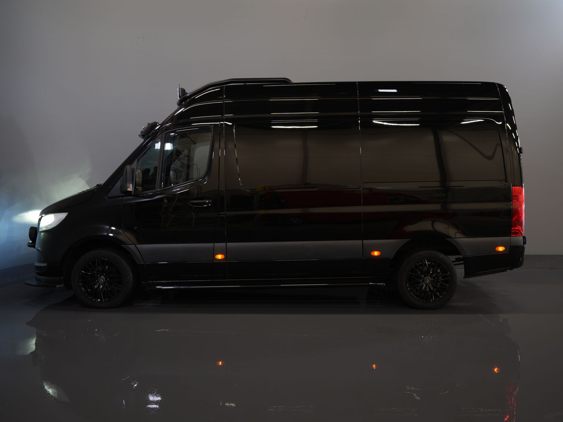 Mercedes-Benz Sprinter Furgoneta 317 CDI Aut. L2H2 3.5t Trekverm./ Gev.Stoel/ Standkachel/ Carplay/ Camera/ Navi/ Cruise/ DAB/ LMV/ Sidebars/ Towbar