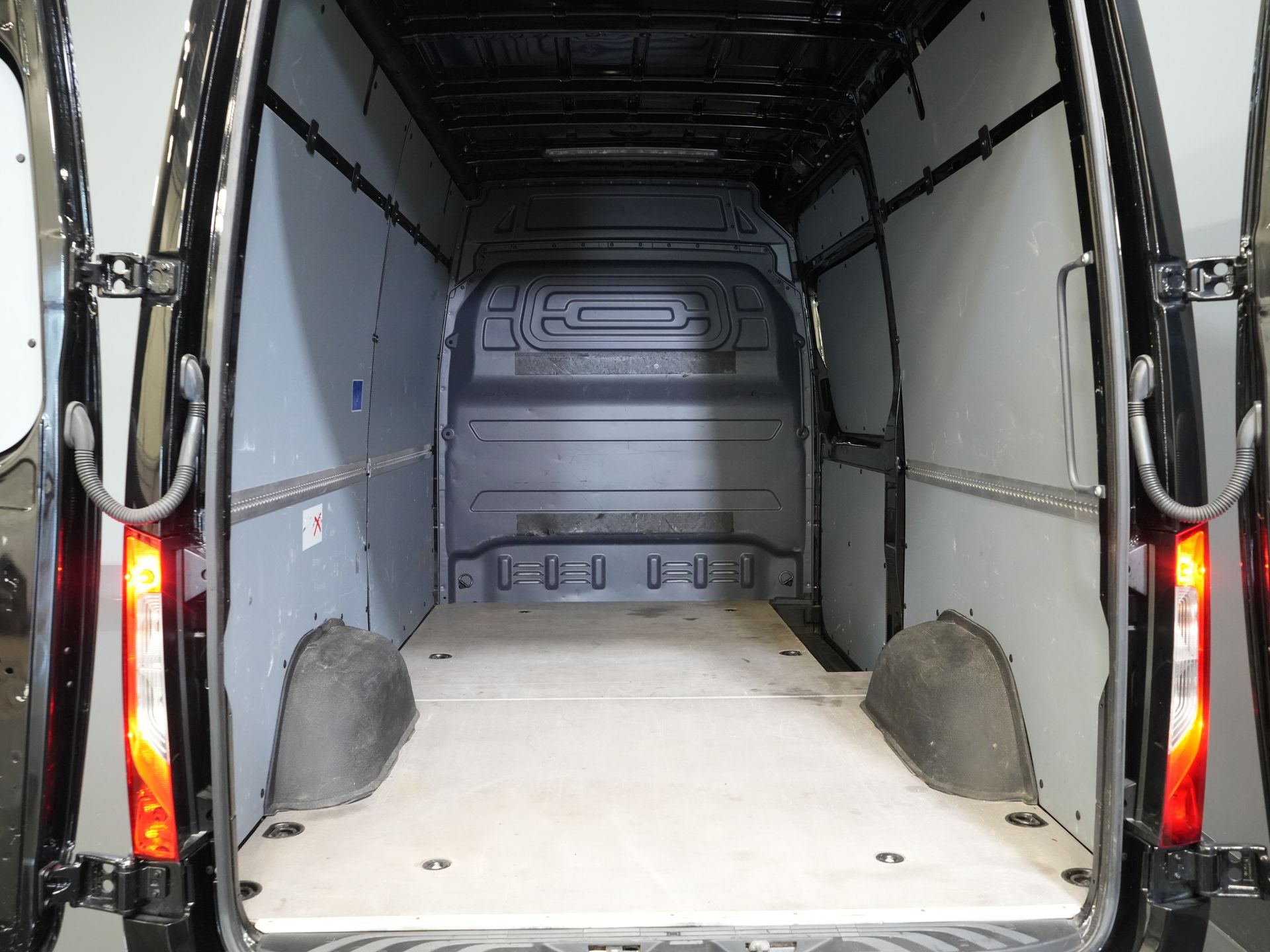 Mercedes-Benz Sprinter Furgoneta 317 CDI Aut. L2H2 3.5t Trekverm./ Gev.Stoel/ Standkachel/ Carplay/ Camera/ Navi/ Cruise/ DAB/ LMV/ Sidebars/ Towbar