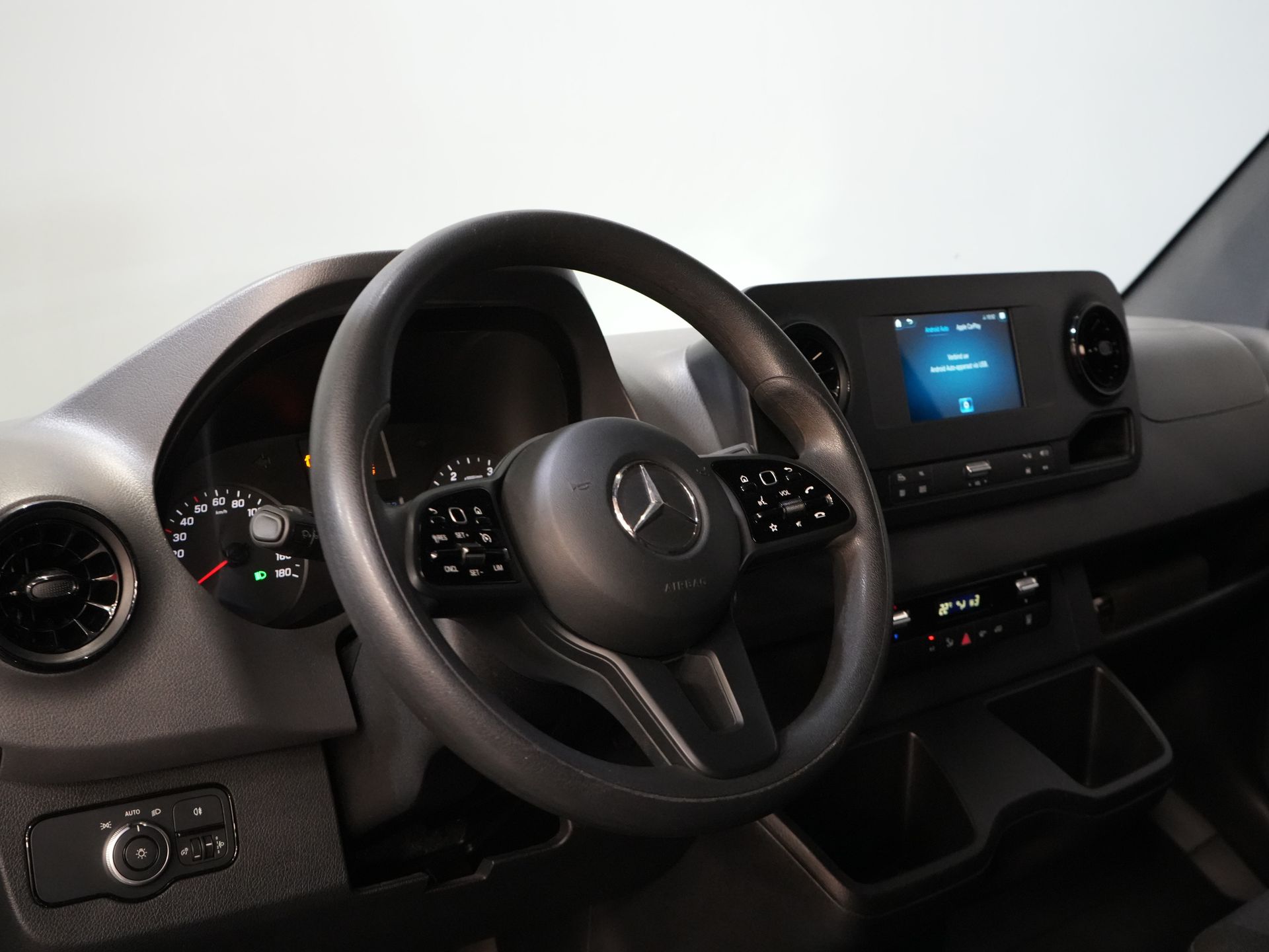 Mercedes-Benz Sprinter Furgoneta 317 CDI Aut. L2H2 3.5t Trekverm./ Gev.Stoel/ Standkachel/ Carplay/ Camera/ Navi/ Cruise/ DAB/ LMV/ Sidebars/ Towbar