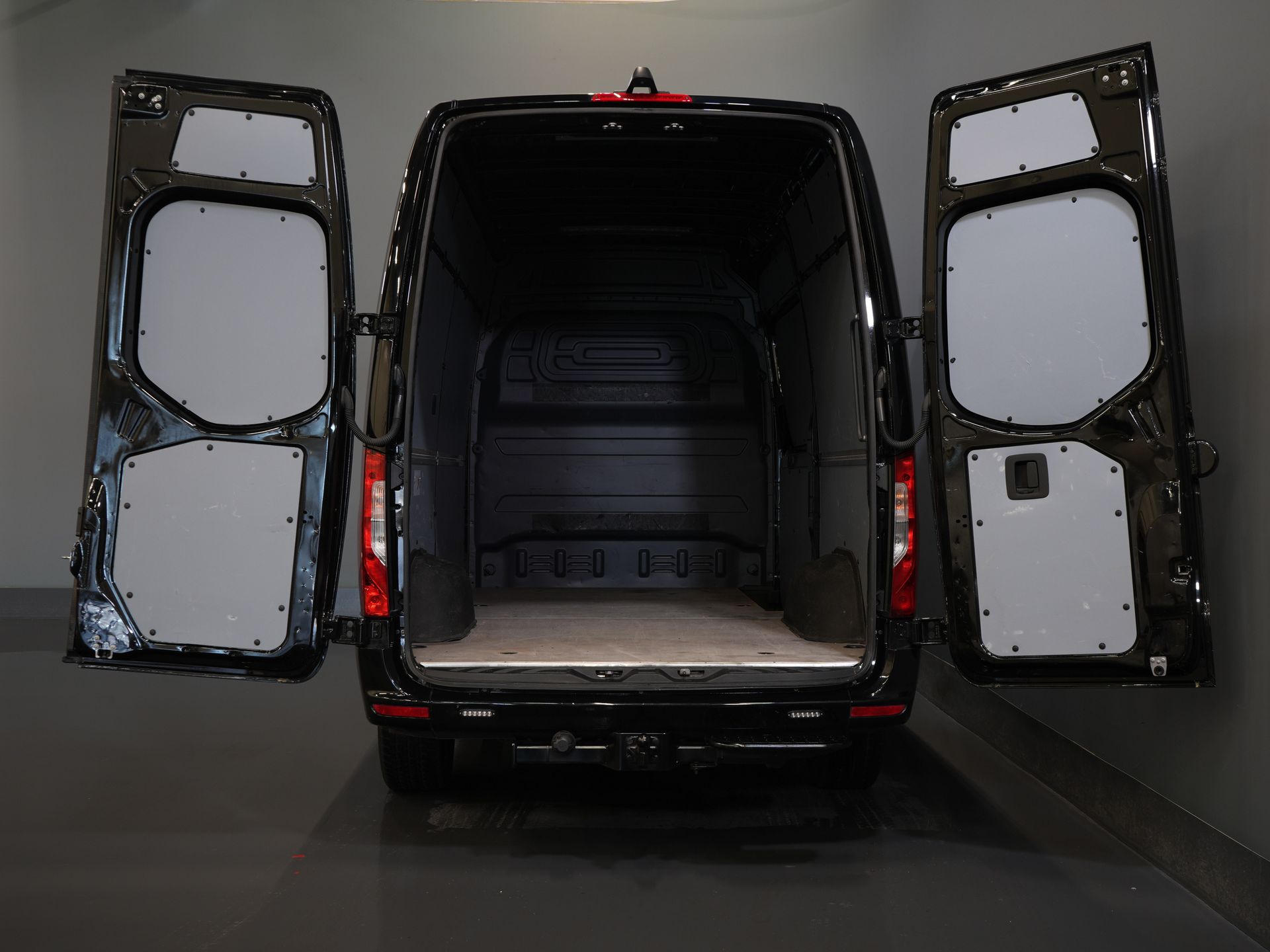 Mercedes-Benz Sprinter Furgoneta 317 CDI Aut. L2H2 3.5t Trekverm./ Gev.Stoel/ Standkachel/ Carplay/ Camera/ Navi/ Cruise/ DAB/ LMV/ Sidebars/ Towbar